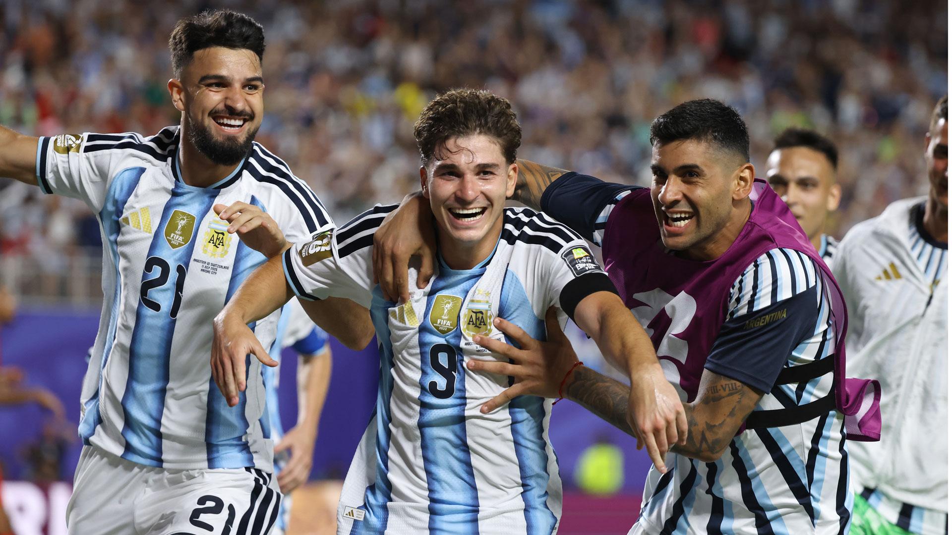 Julián Alvarez (c) celebra un gol este sábado, en un partido de cuartos de final del Mundial de la FIFA 2026 entre Argentina y Suiza