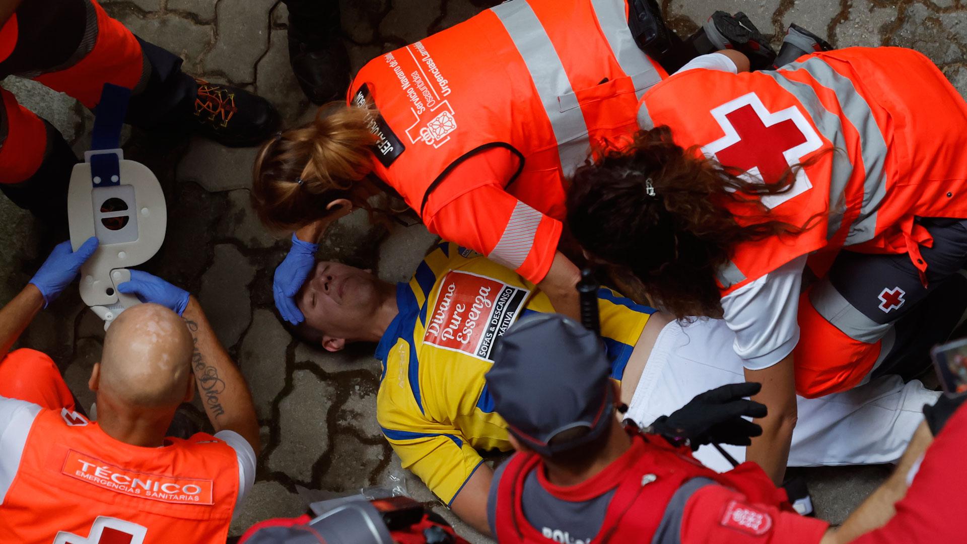 Un mozo es atendido por los servicios sanitarios tras participar en el sexto encierro de San Fermín
