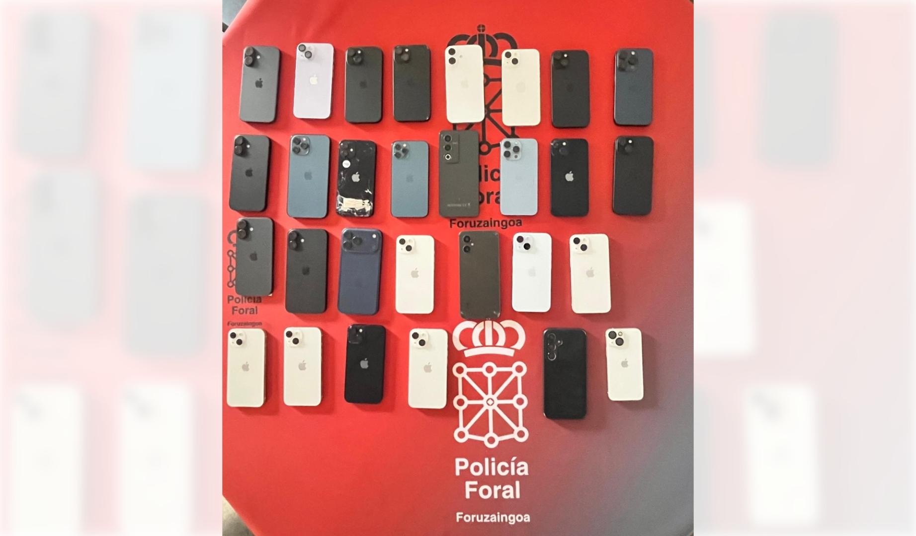 Imágenes de móviles robados que han sido encontrados en la plaza Santa Ana