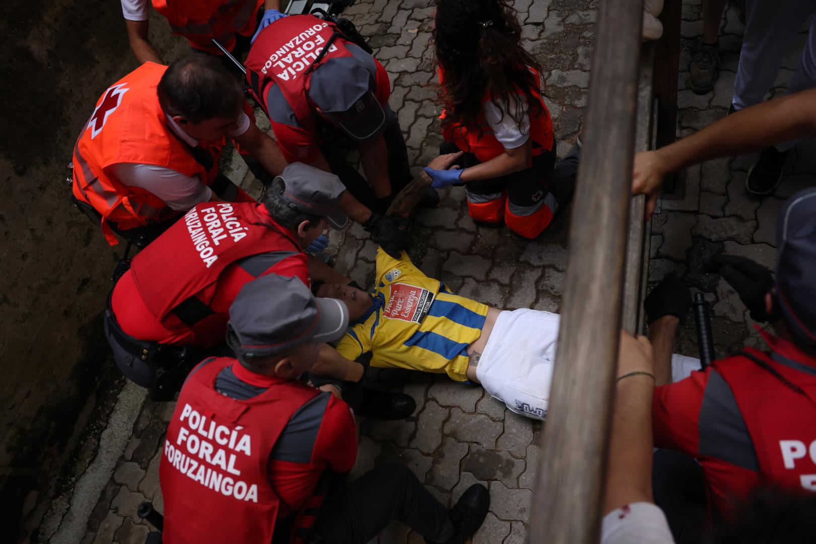 Fotos del corredor que ha quedado inconsciente en la bajada al callejón en el sexto encierro de San Fermín