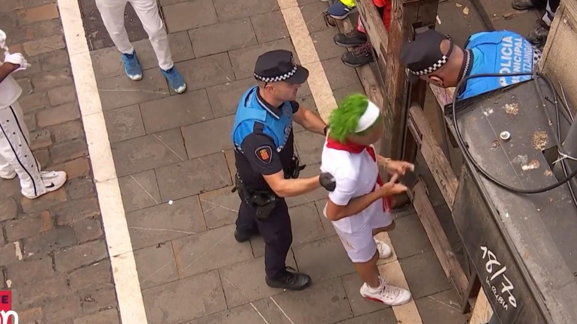 Vídeo: Momento en el que la Policía Municipal retira de nuevo al 'Joker' del recorrido del encierro