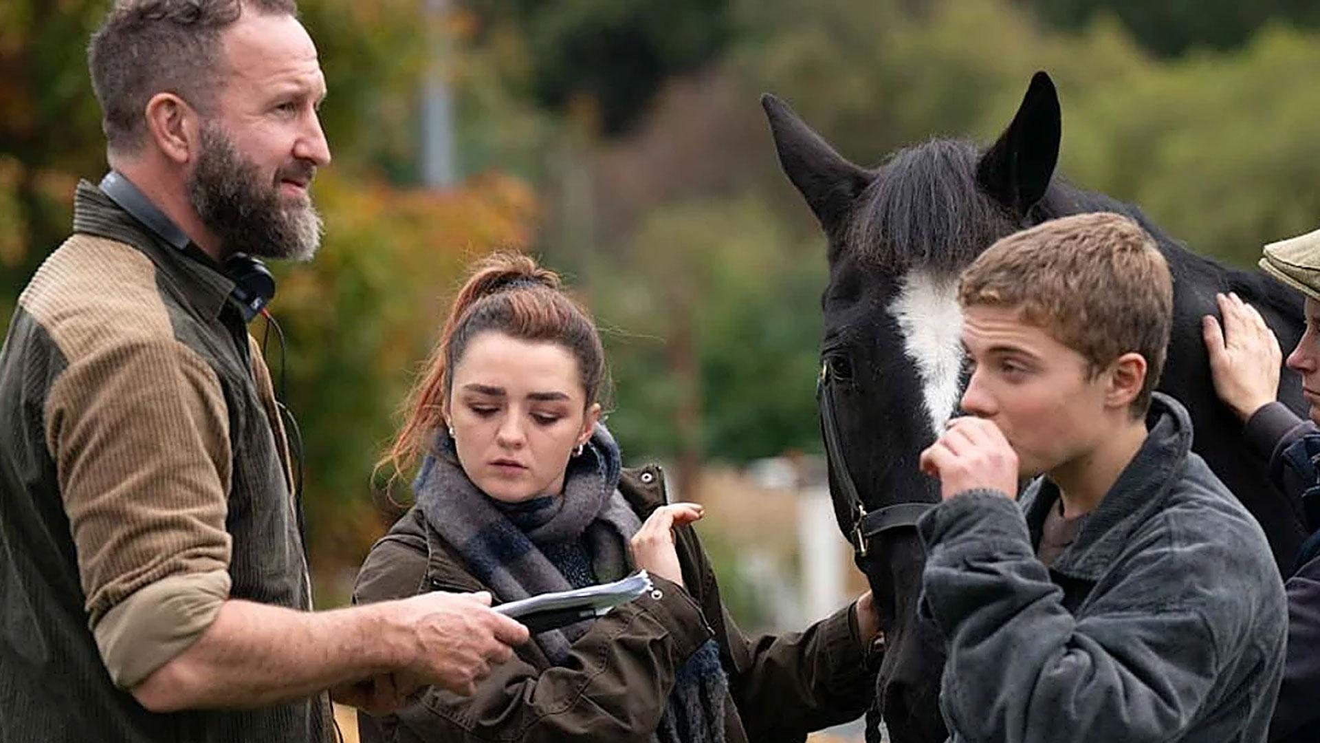 Morgan Matthews da unas indicaciones a Maisie Williams y Roman Griffin Davis