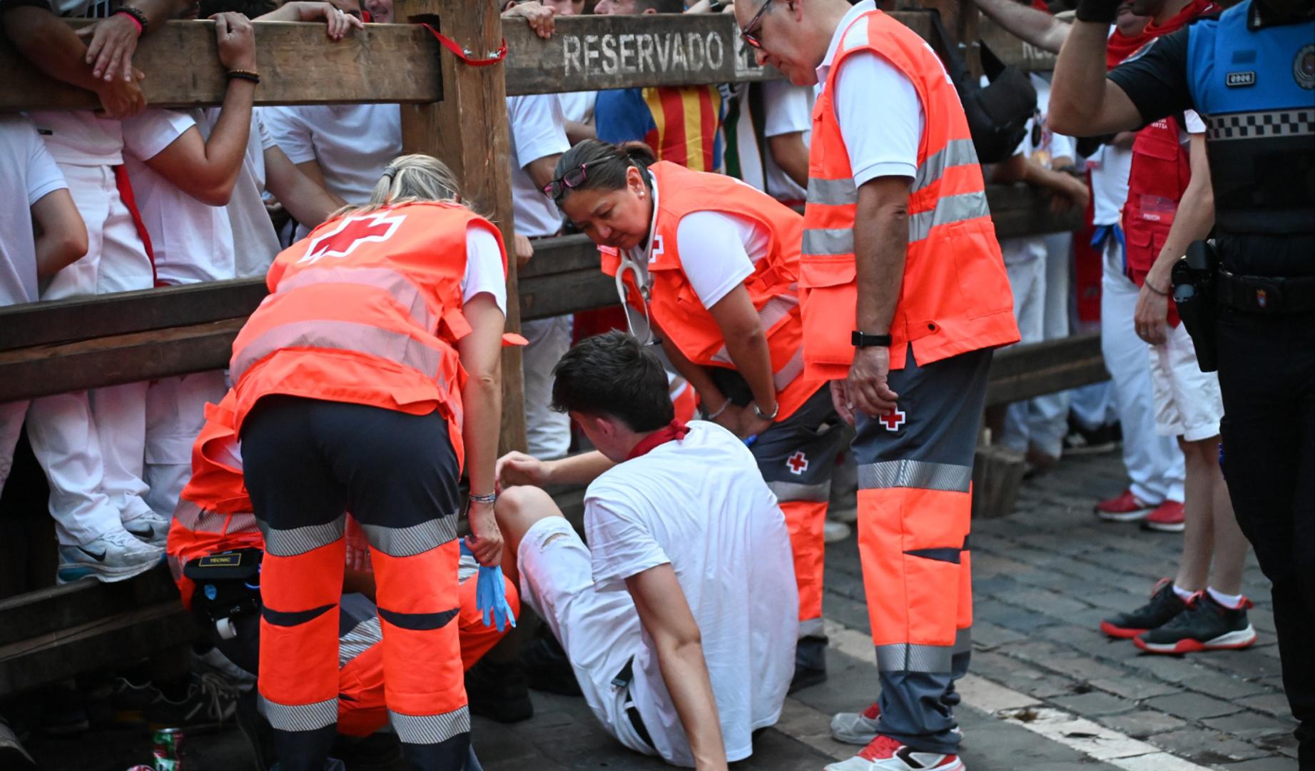 Miembros de Cruz Roja, durante una atención en el encierro