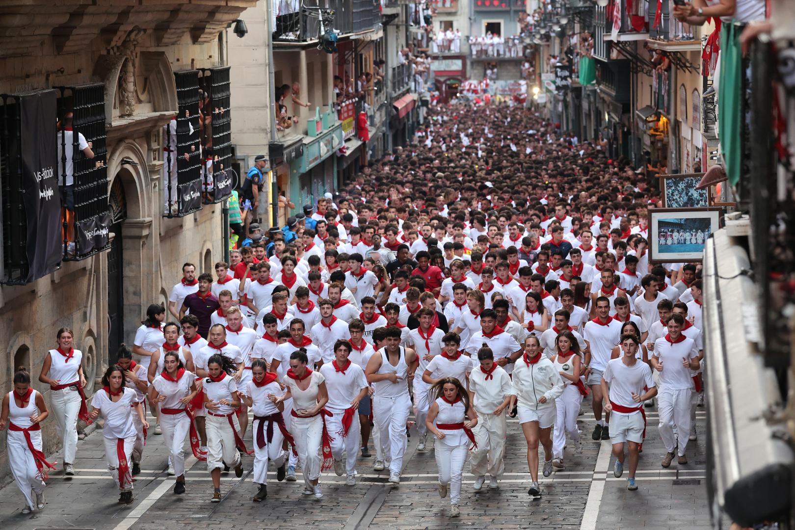 La calle Estafeta de Pamplona a la altura de la calle Javier, cuando el cordón policial ‘corta la cinta’ del encierro