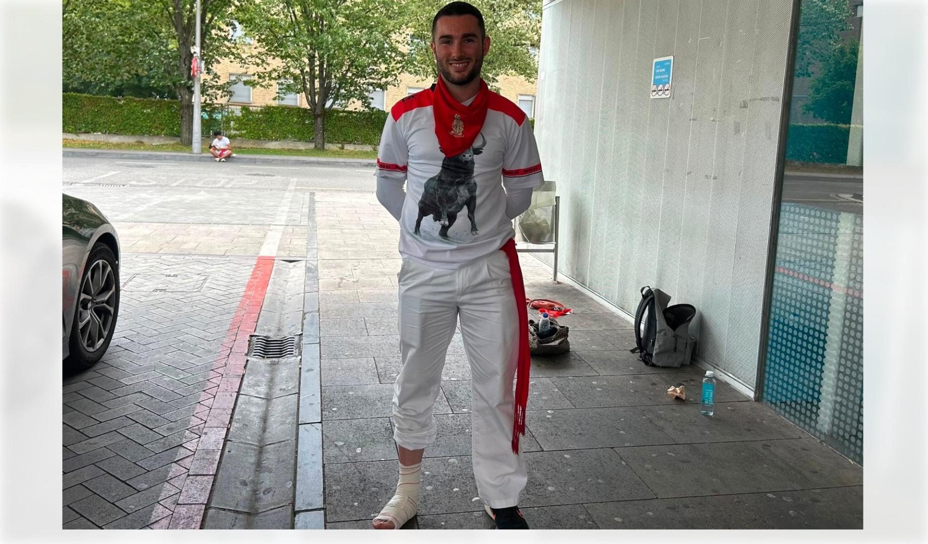 El pamplonés Miguel Gallo Martos, saliendo de Urgencias del Hospital Universitario de Navarra tras ser herido en el sexto encierro de San Fermín 2026