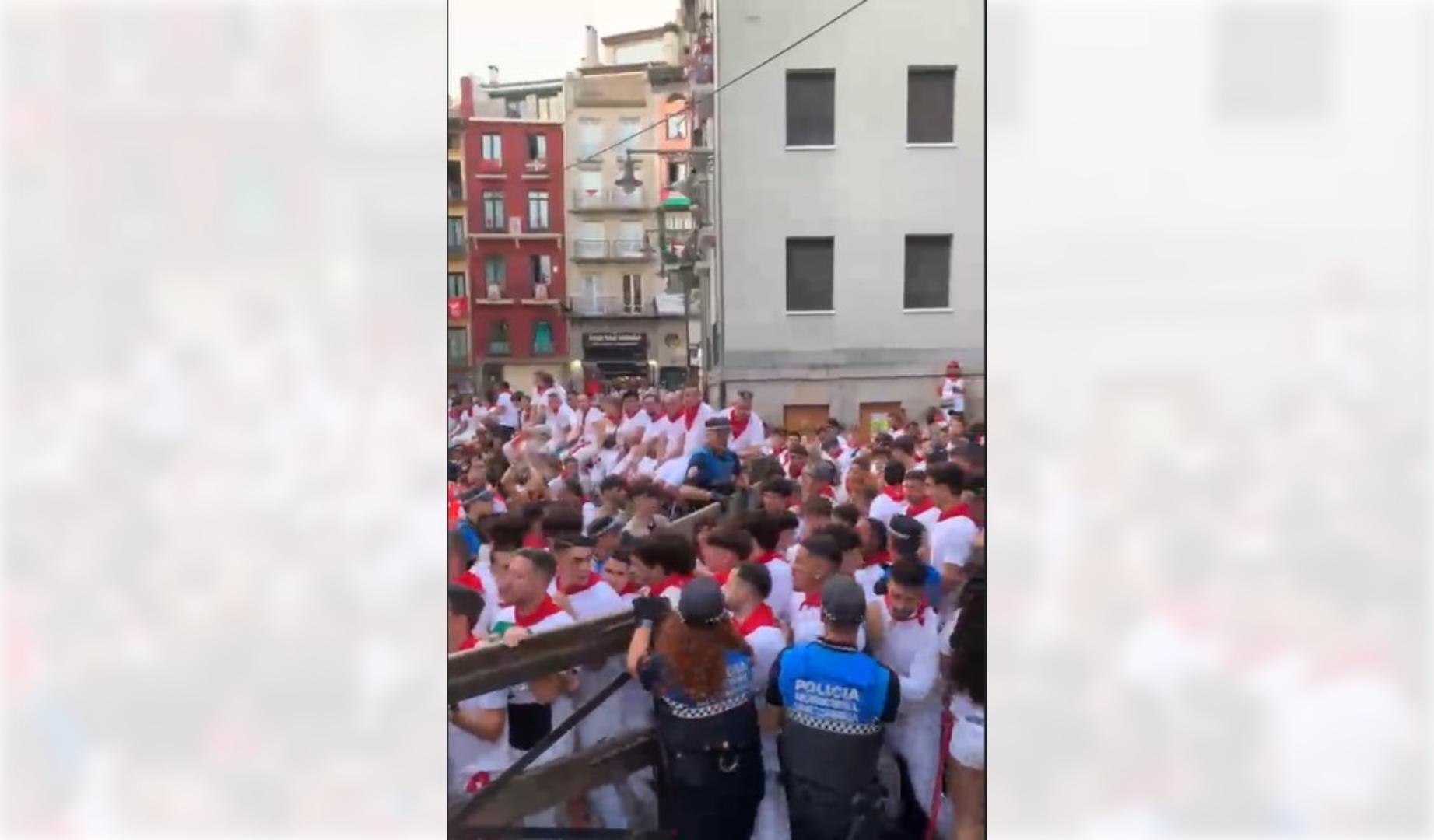 Vídeo: El recorrido del encierro, abarrotado de gente instantes antes de que se cierren las puertas para acceder este domingo