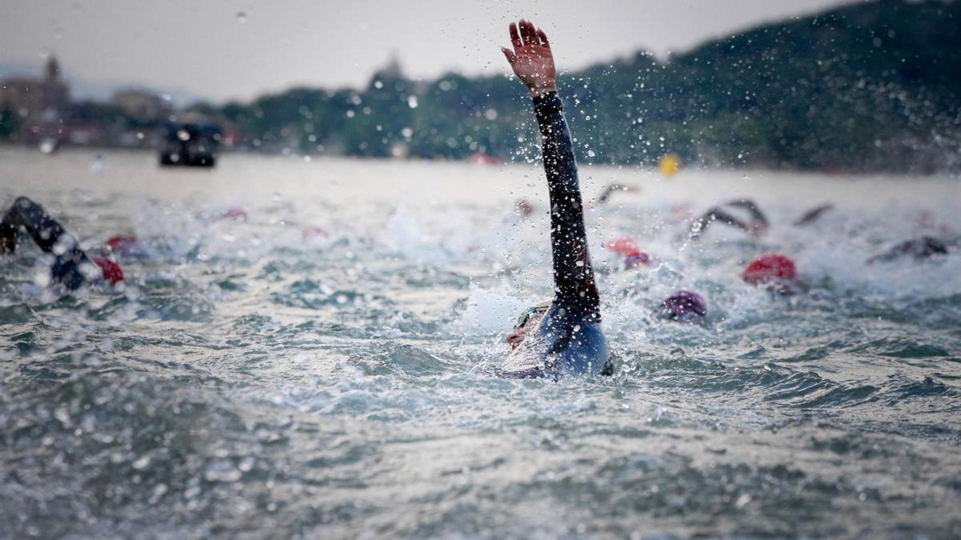 Momento de la prueba de natación del Ironman de Vitoria