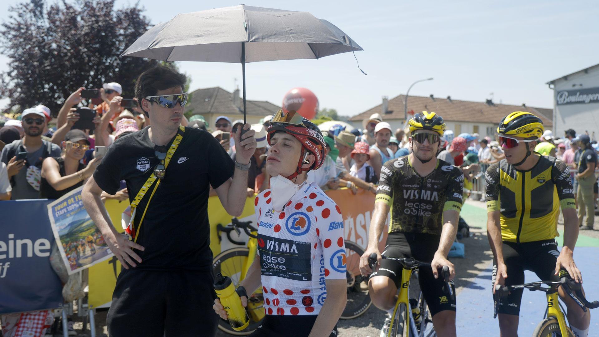 El ciclista Jonas Vingegaard, del equipo Visma | Lease a Bike, se resguarda del sol bajo una sombrilla antes de la novena etapa del Tour de Francia