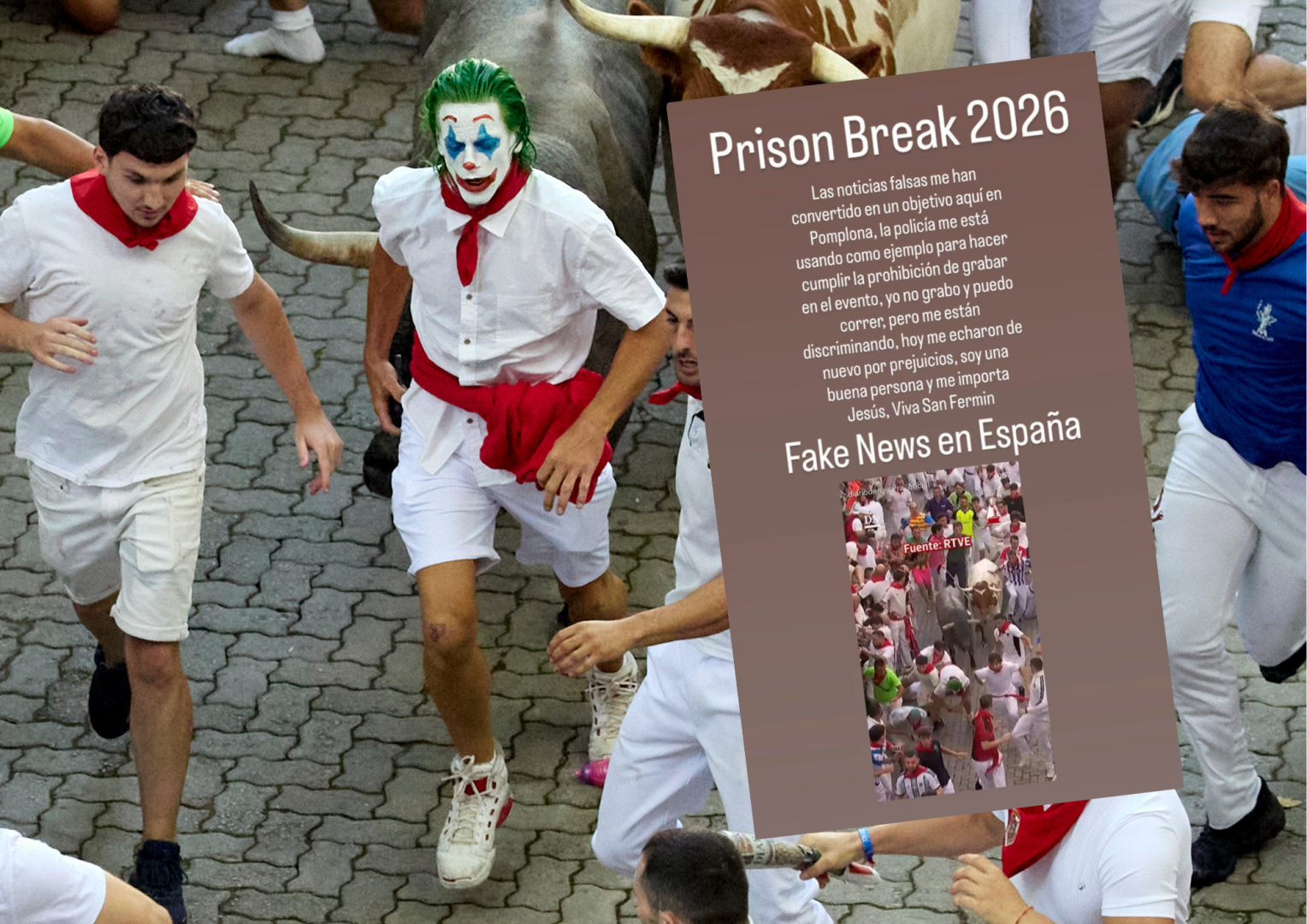 Joker con el móvil en la mano derecha en el callejón