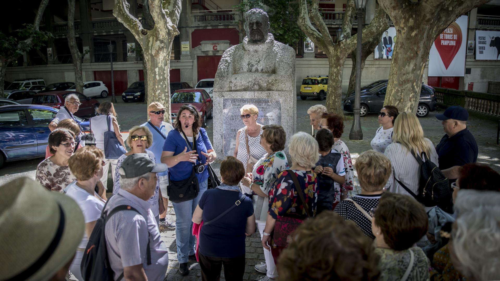 El busto de Hemingway sigue siendo parada en muchas visitas guiadas a Pamplona.
