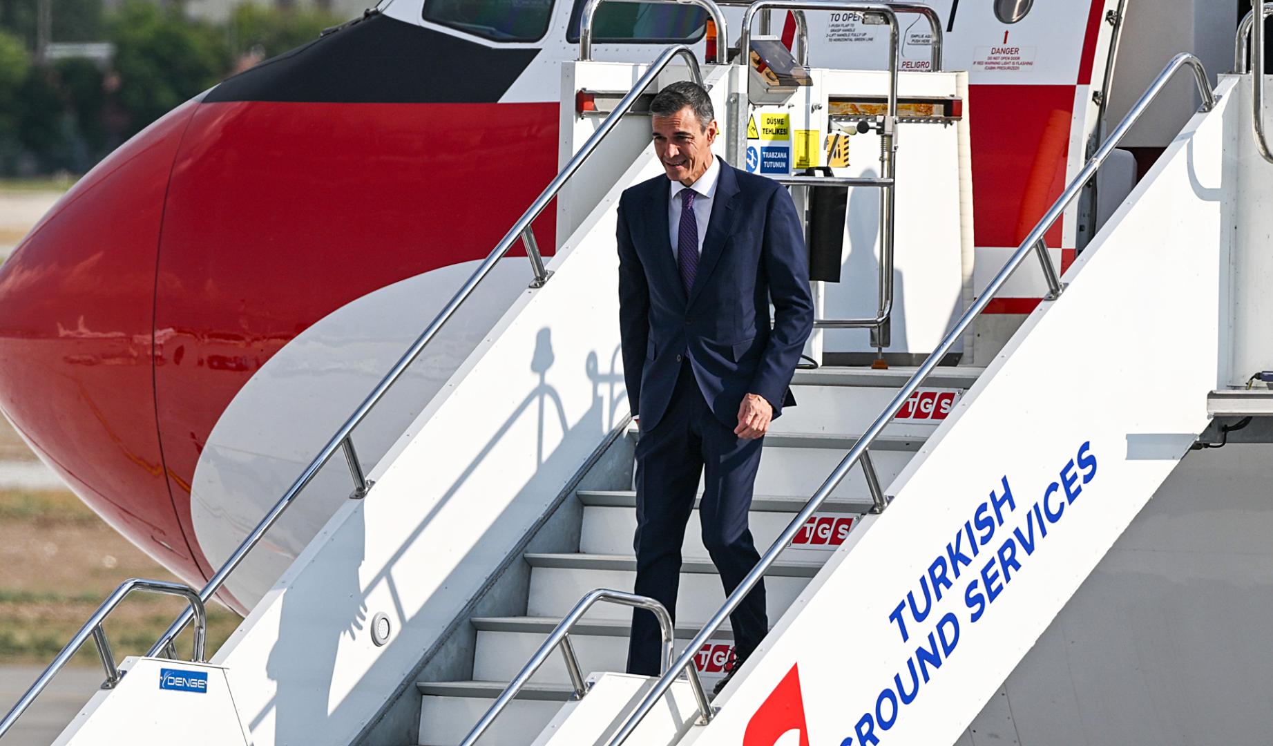 El presidente español Pedro Sánchez llega at aeropuerto de Ankara