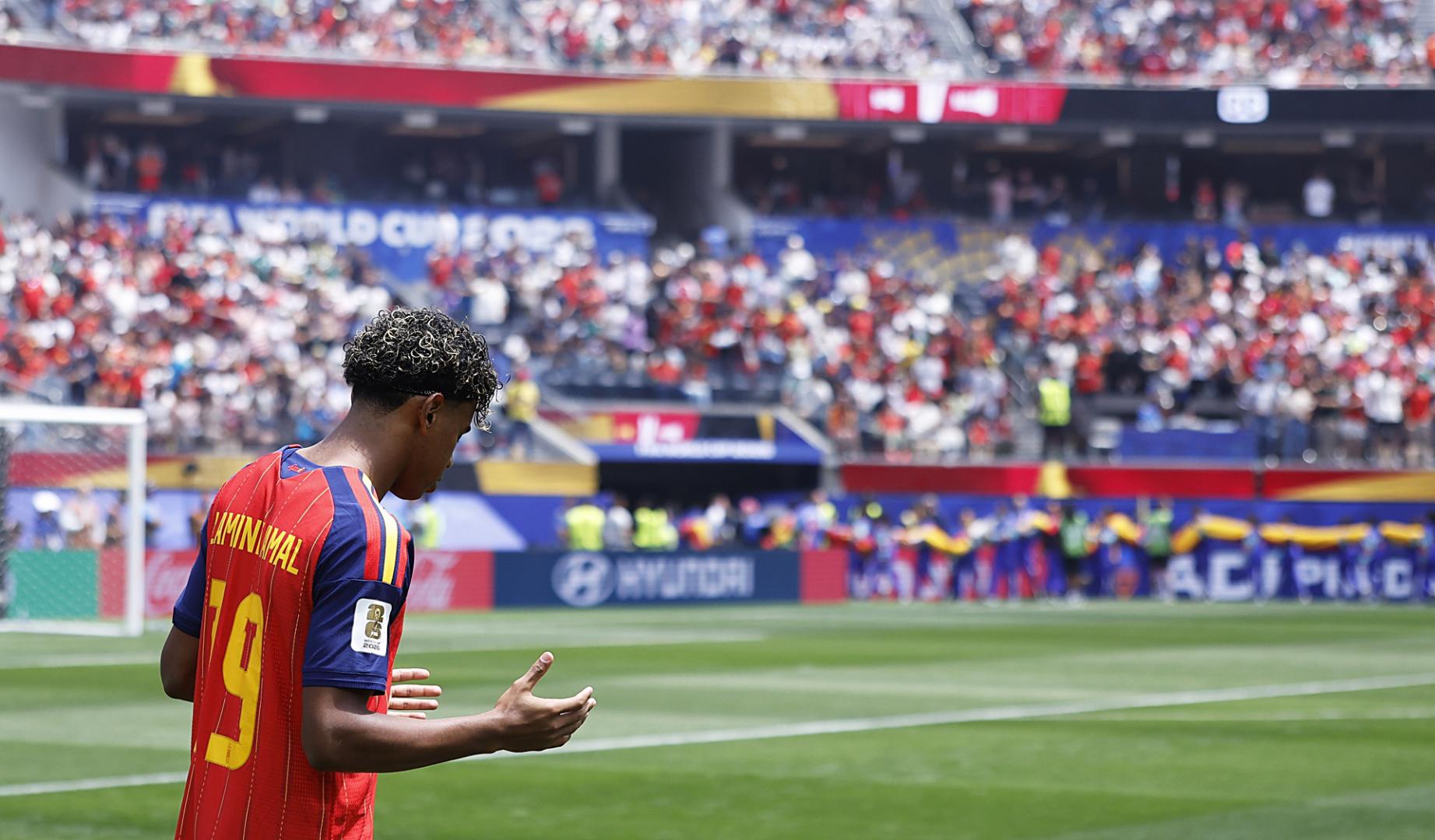 Lamine Yamal sale rezando al césped antes del choque contra Bélgica de los cuartos de final del Mundial 2026
