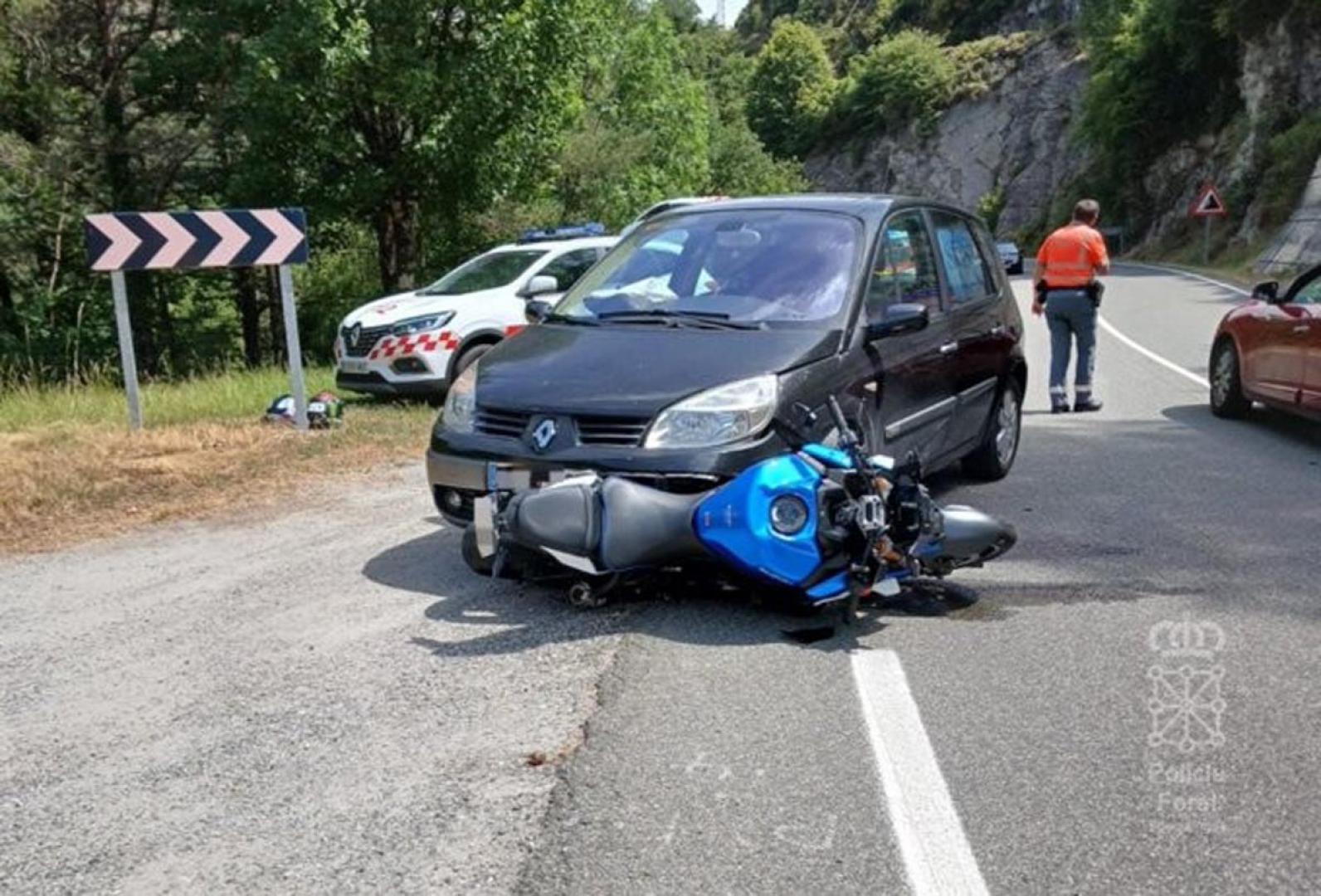 Fotografía del coche y la moto accidentados en el lugar del suceso
