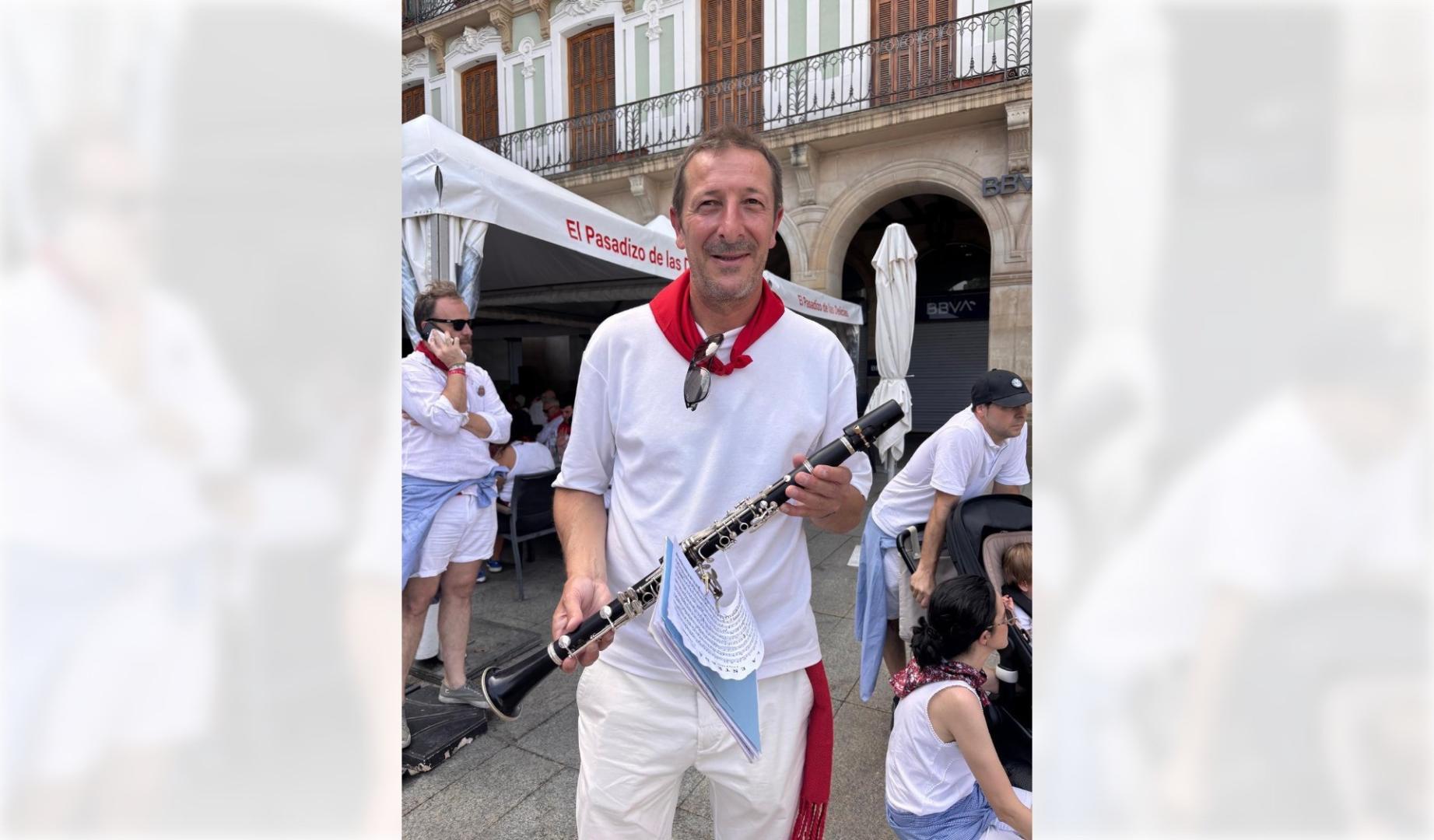 Ramis posa con un clarinete de La Pamplonesa, en la Plaza del Castillo