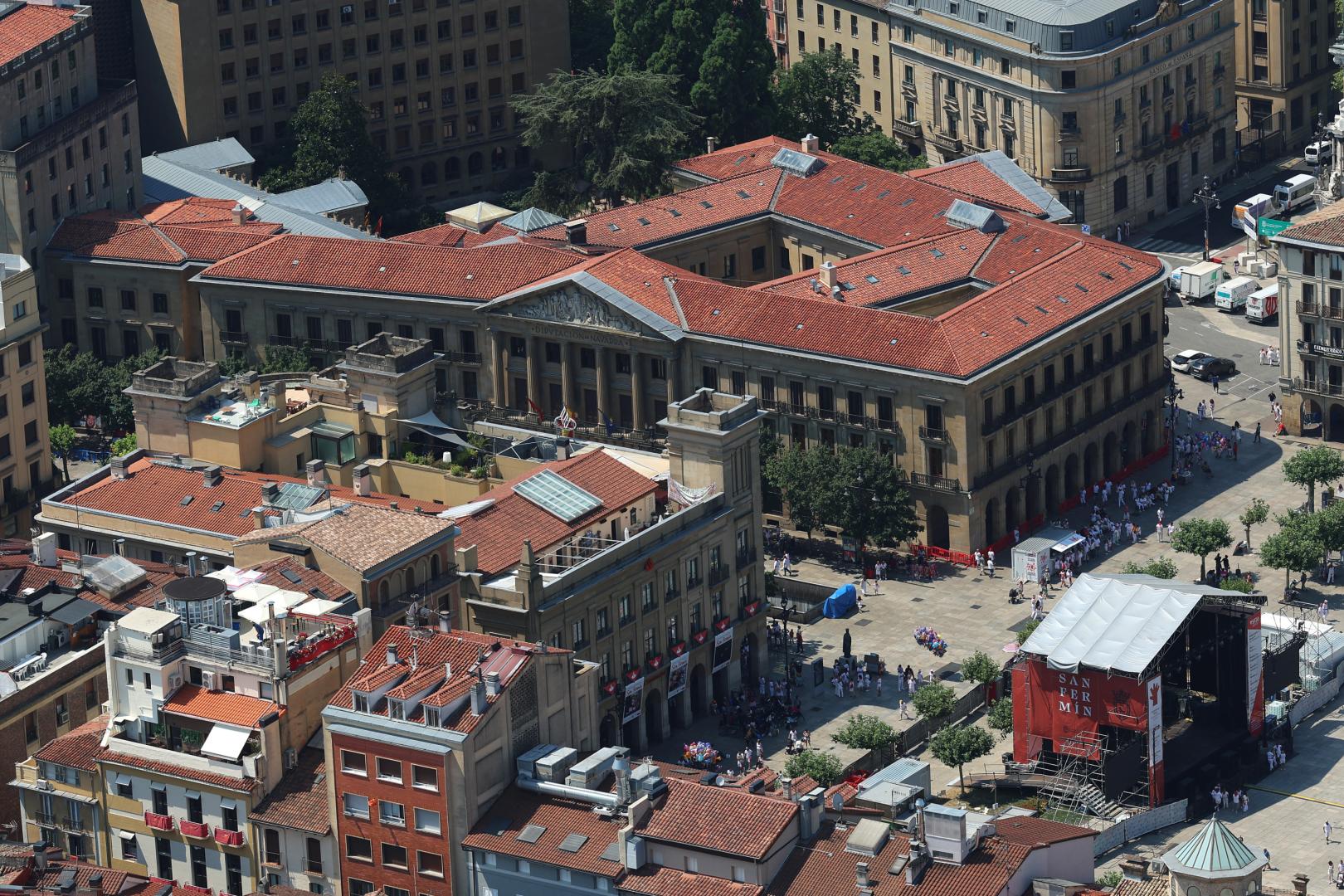 El edificio del Palacio de Navarra, sede del Gobierno de Navarra, al fondo, en esta imagen aérea tomada el pasado 9 de julio