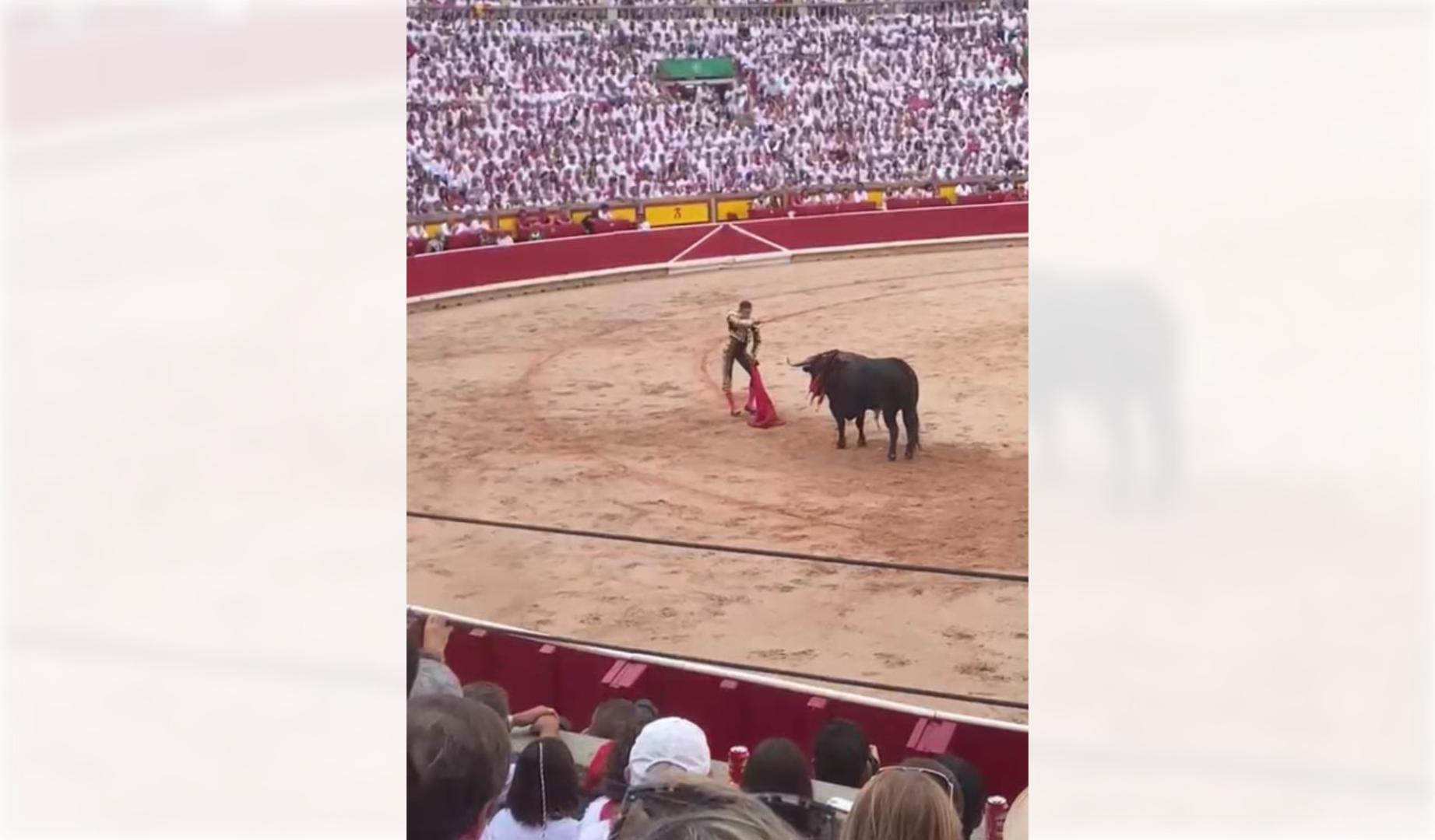 El diestro madrileño pincha en su primer intento