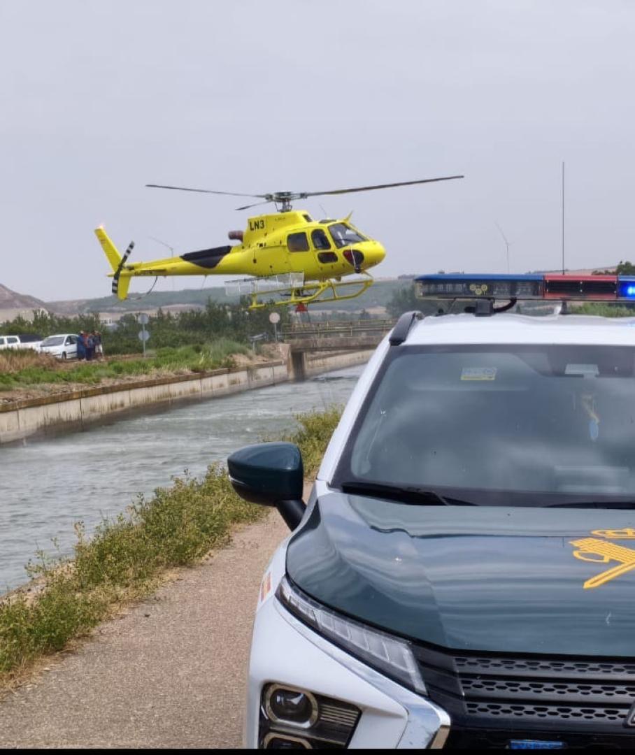 Un helicóptero del Gobierno de Navarra cogiendo agua del canal