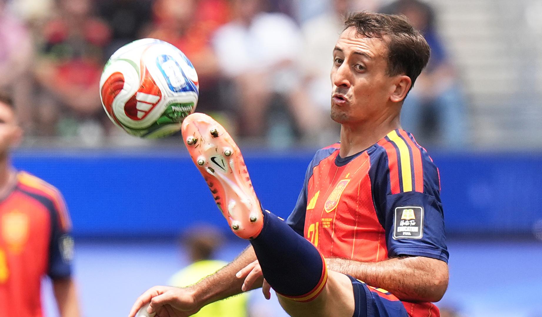 Mikel Oyarzabal doma el balón durante el choque de cuartos de final contra Bélgica
