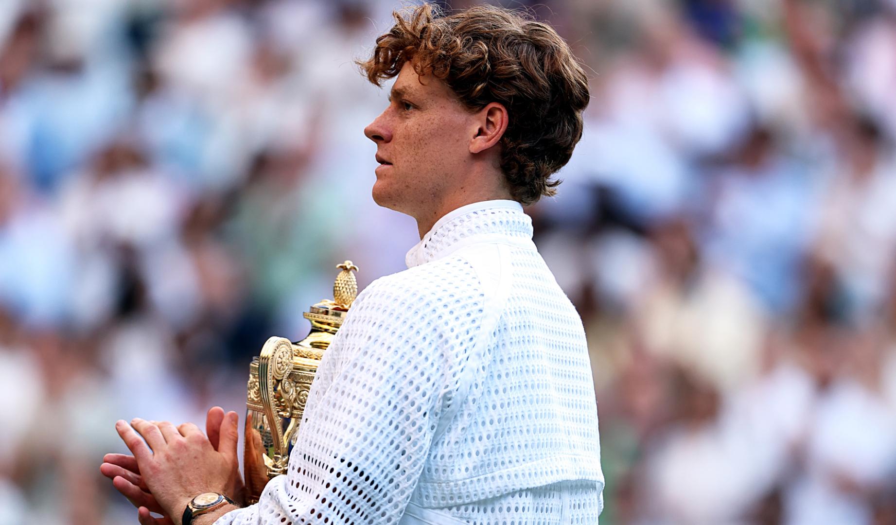 Jannik Sinner sujeta el trofeo tras hacerse con su segundo Wimbledon