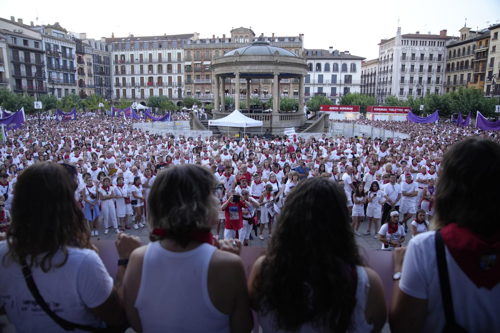 Aspecto que presentaba la Plaza del Castillo en la concentración de condena por las agresiones sexistas en Sanfermines