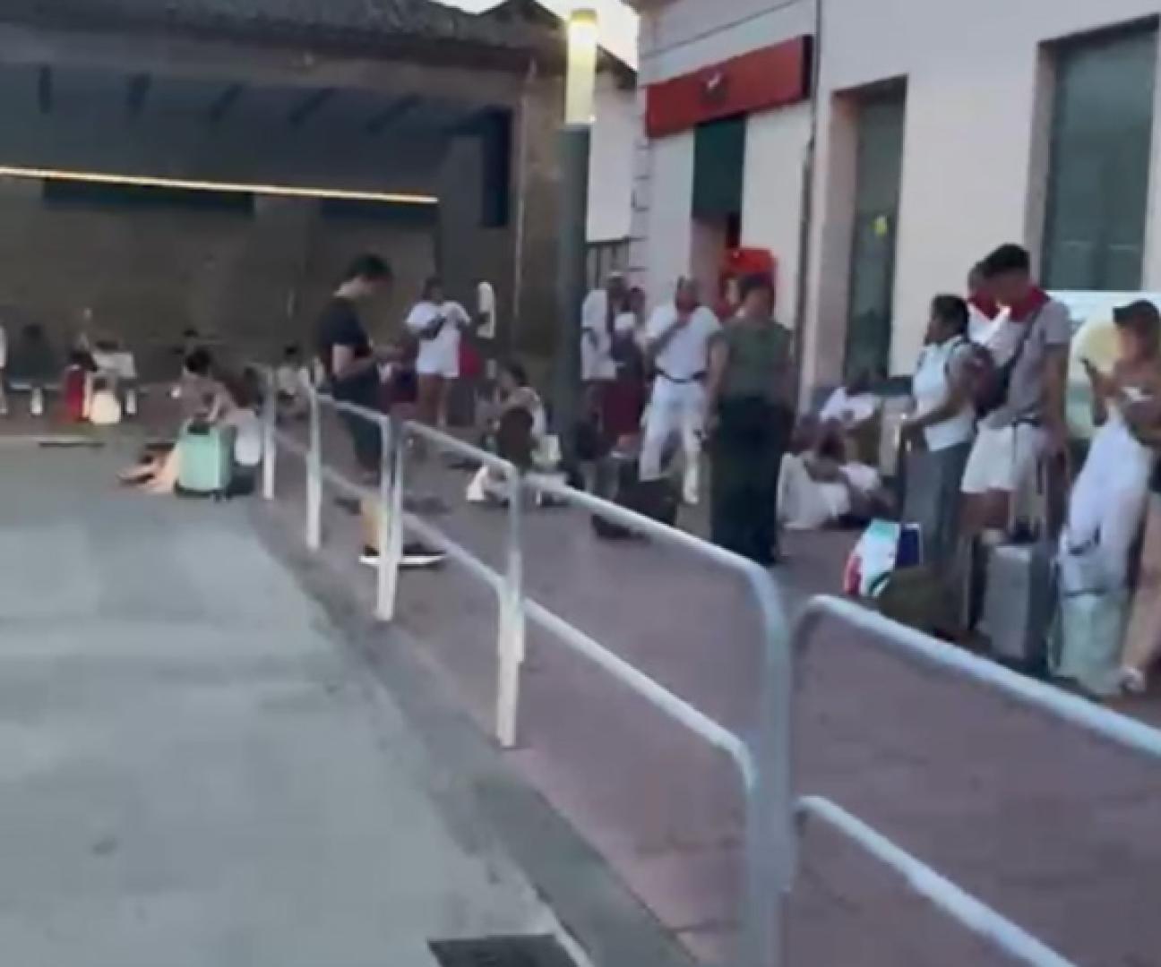 Decenas de personas esperando al tren en el exterior de la estación de Pamplona