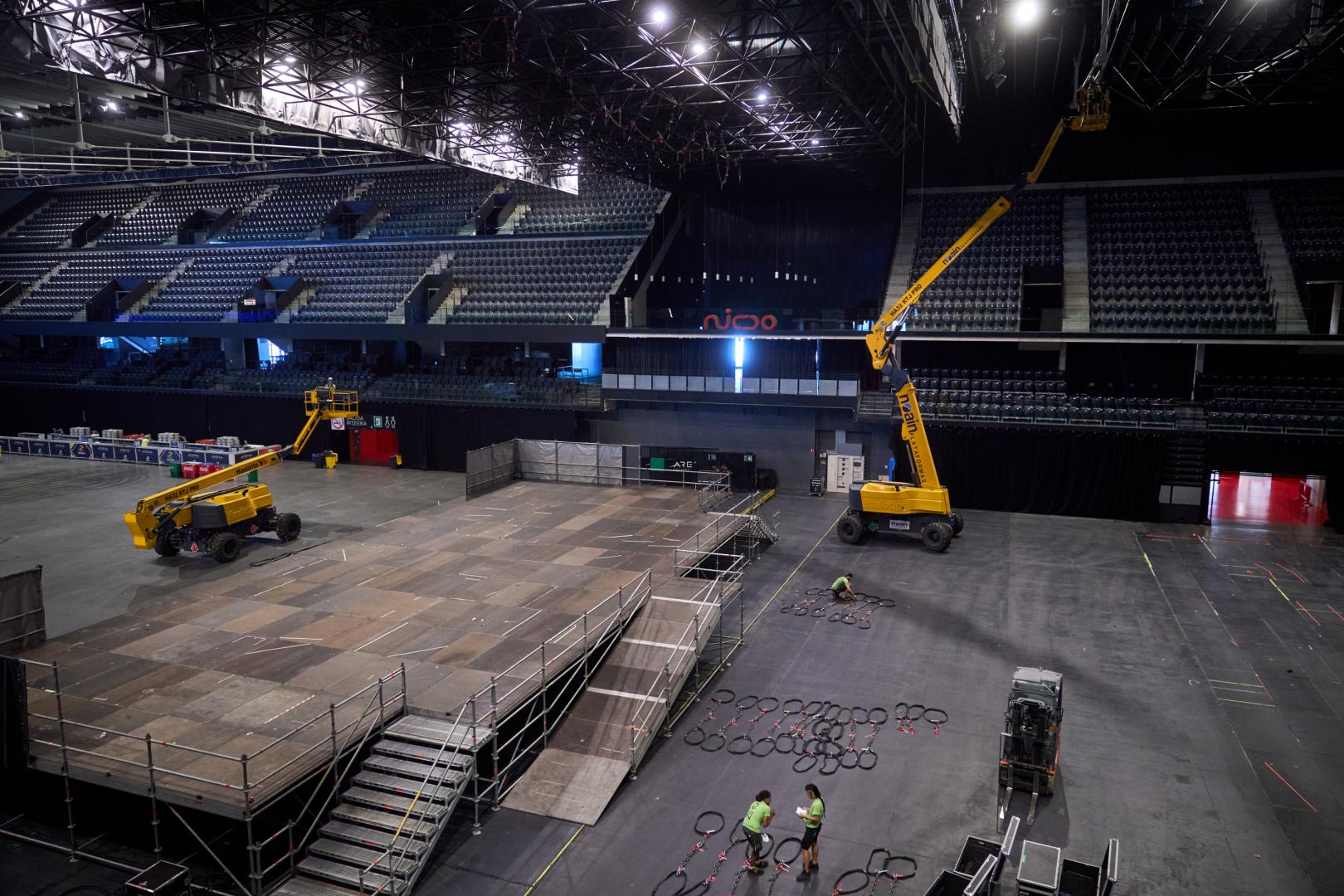 Varios operarios trabajan en la pista del Navarra Arena para preparar los conciertos de La Reina delFlow, Carlos Rivera, Romeo Santos y Prince Royce y Deep Purple