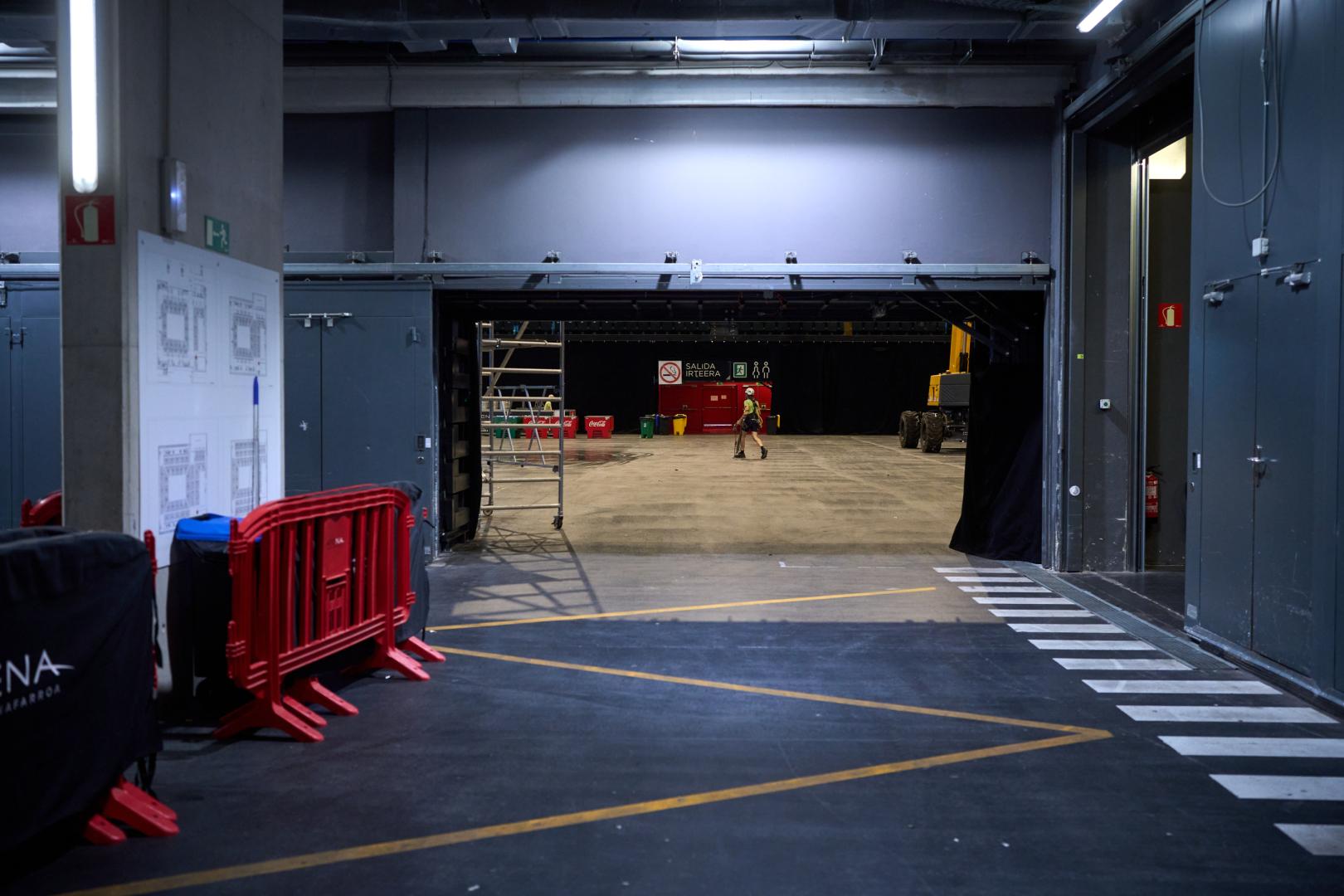 El muelle de carga del pabellón pamplonés, en el lateral próximo al Estadio El Sadar, permite a los camiones acceder a la pista.