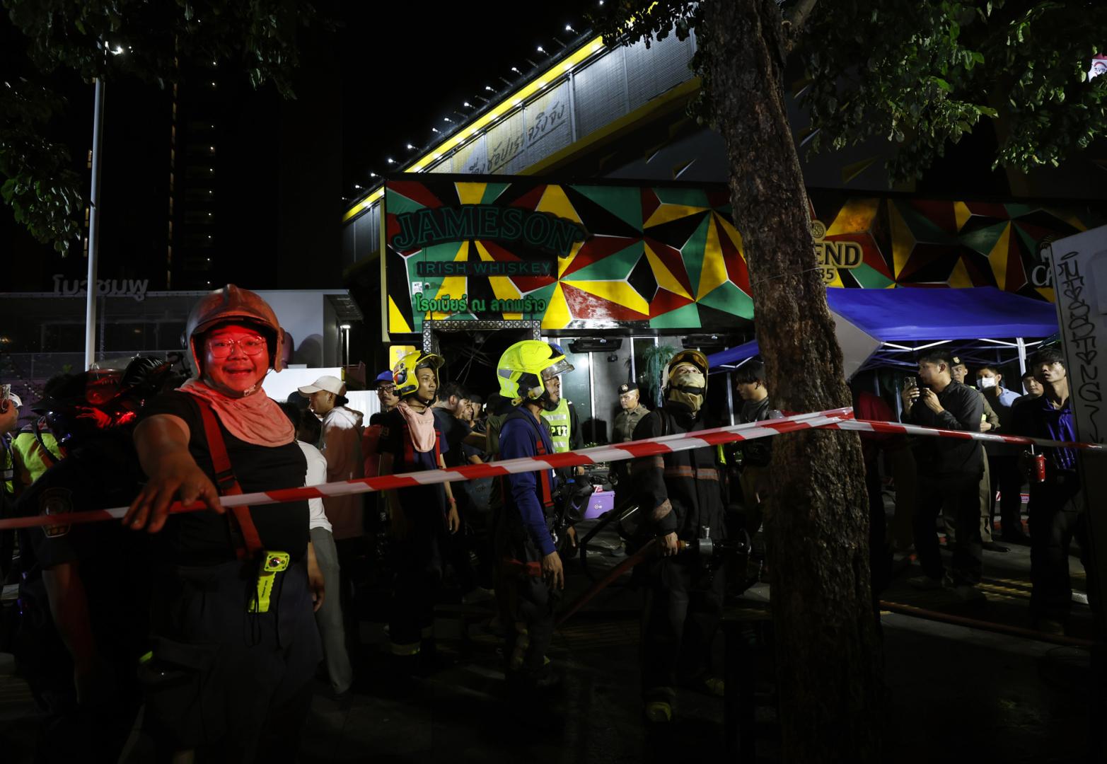 Bomberos y efectivos de emergencias, en el exterior del bar donde se ha producido el incendio