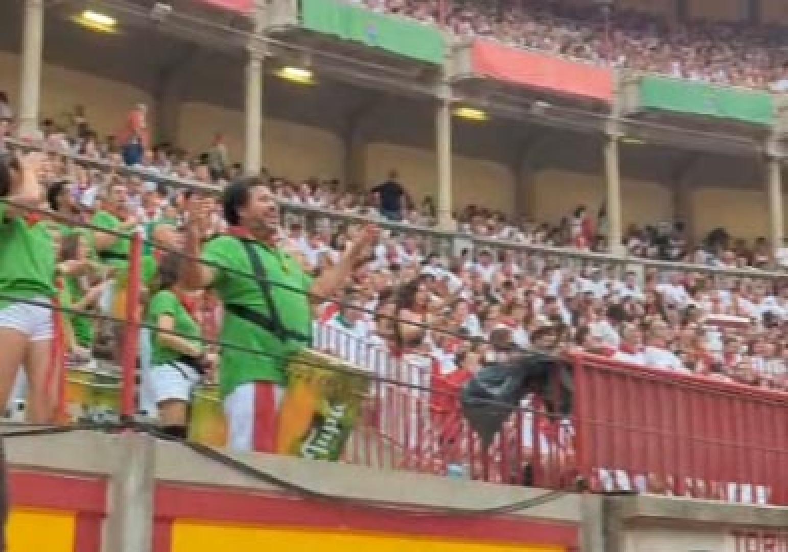 La Banda de Maestro Bravo interpreta el 'No te vayas de Navarra'.