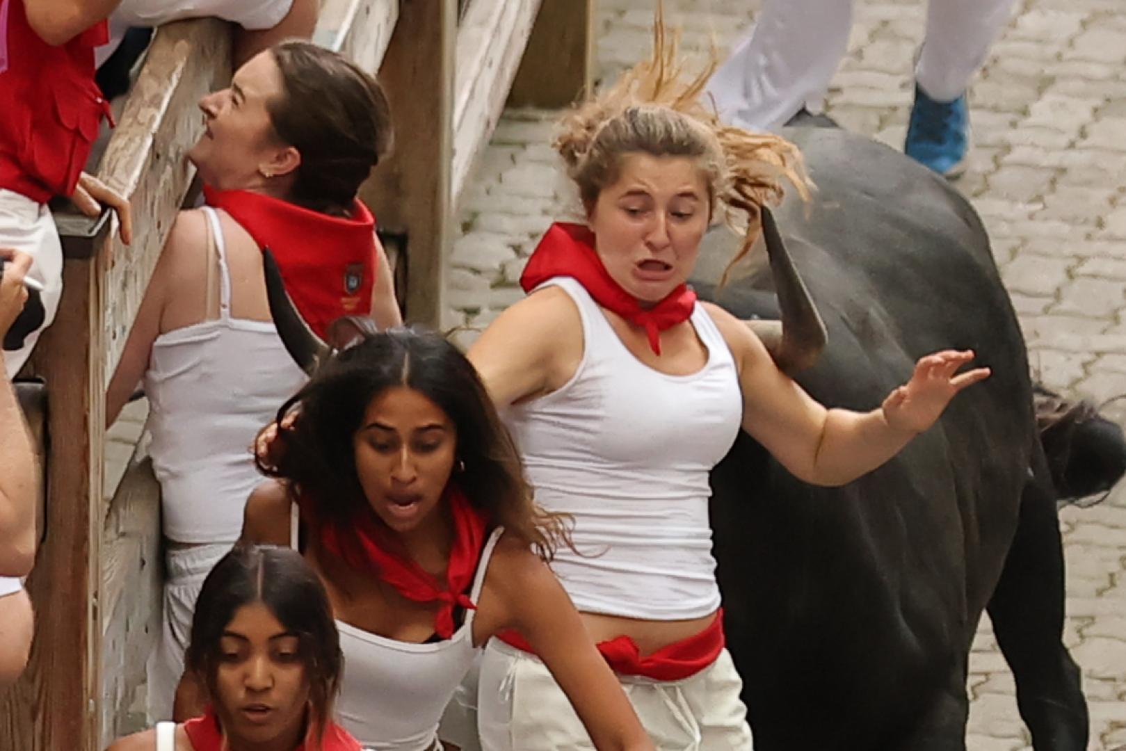 Vídeo del momento de peligro con cuatro chicas en el callejón en el séptimo encierro de San Fermín 2026