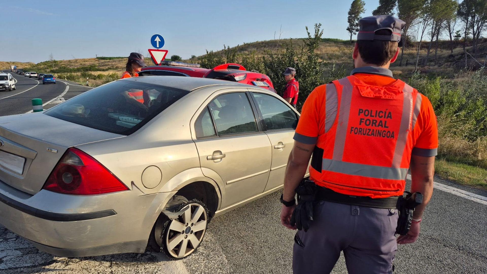 Momento en que la Policía Foral interceptó el automóvil del conductor imputado en el cruce de Los Abetos