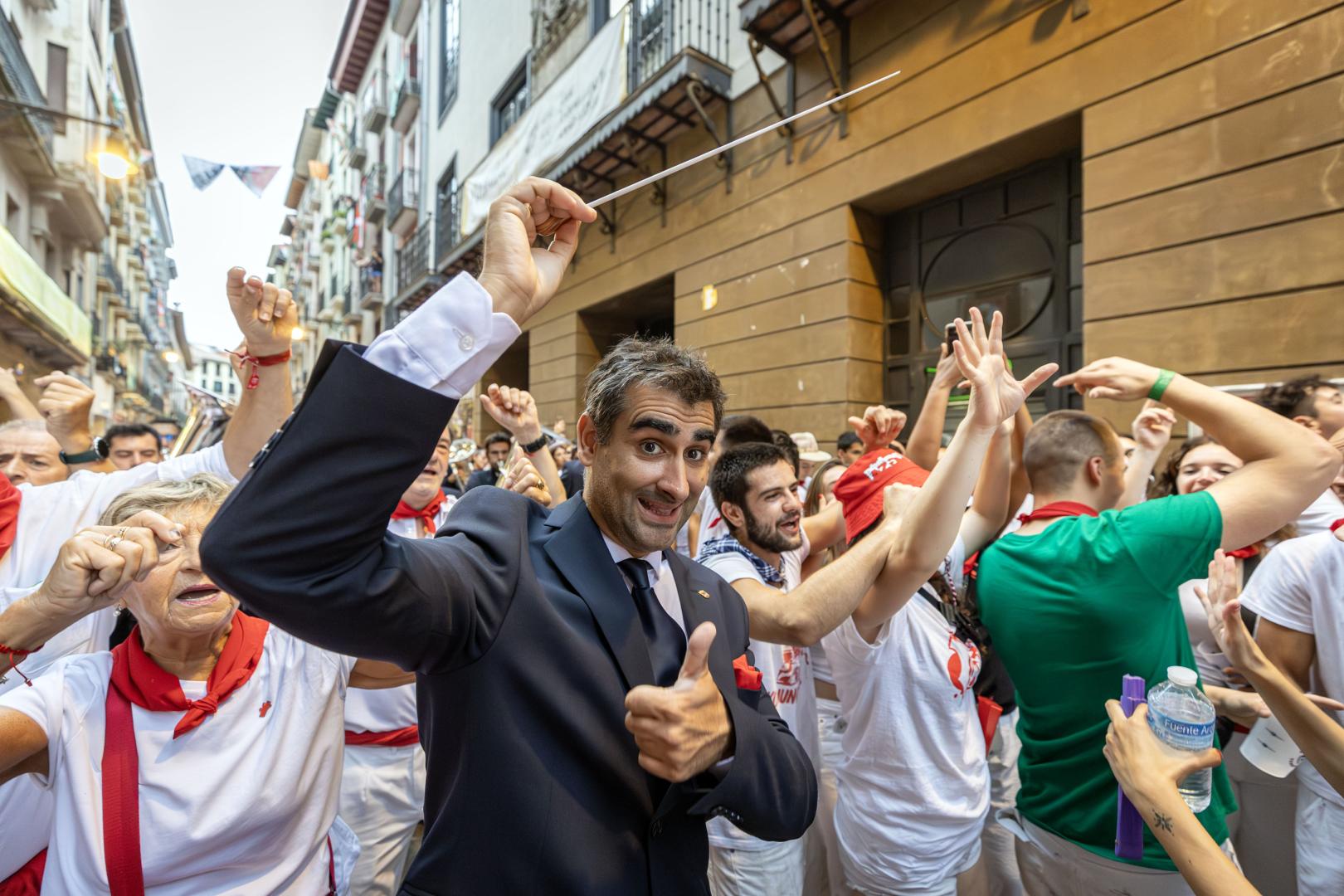 El subdirector de La Pamplona, Carlos Garcés, dirige las Dianas por la calle Mayor