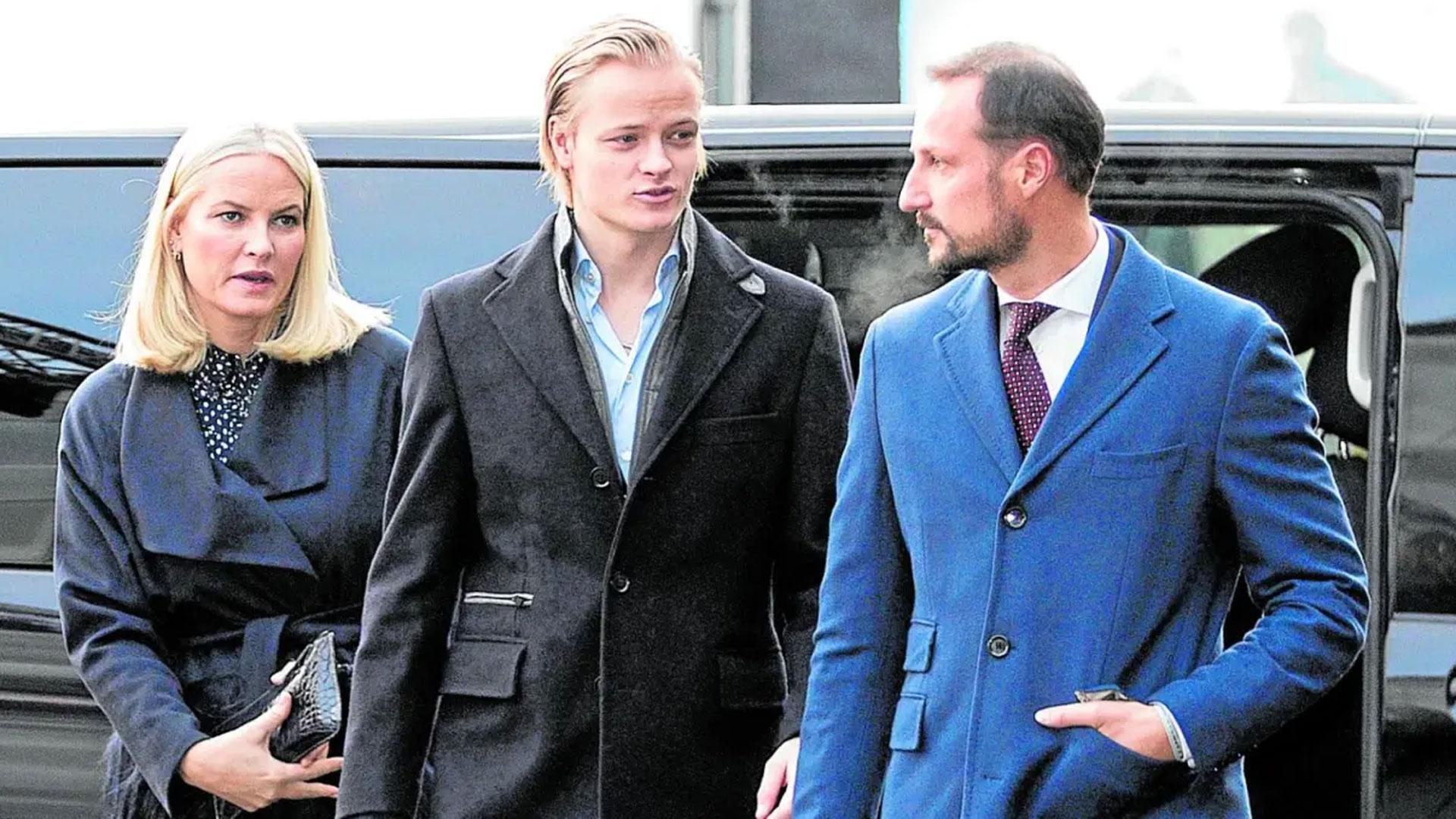 Marius Borg Hoiby, acompañado de los príncipes Mette Marit y Haakon de Noruega