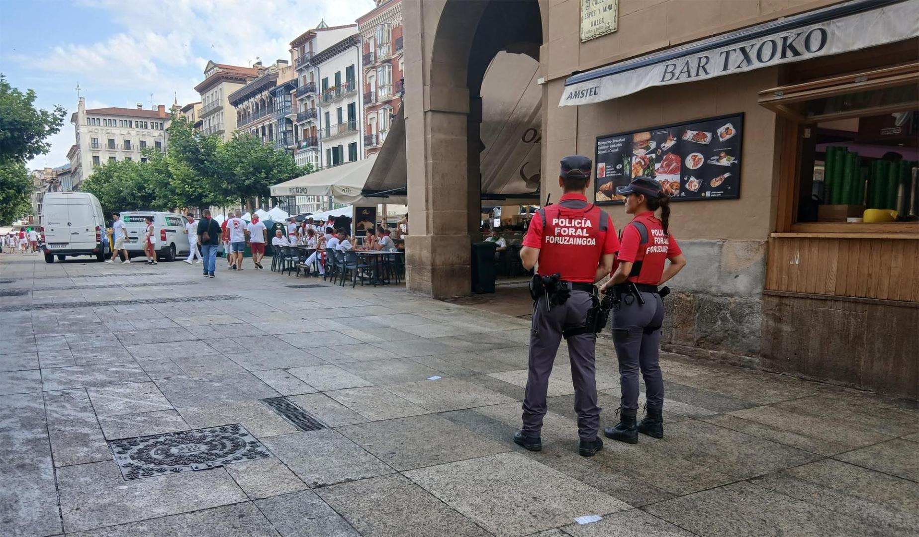 Dos agentes de la Policía Foral, en la Plaza del Castillo