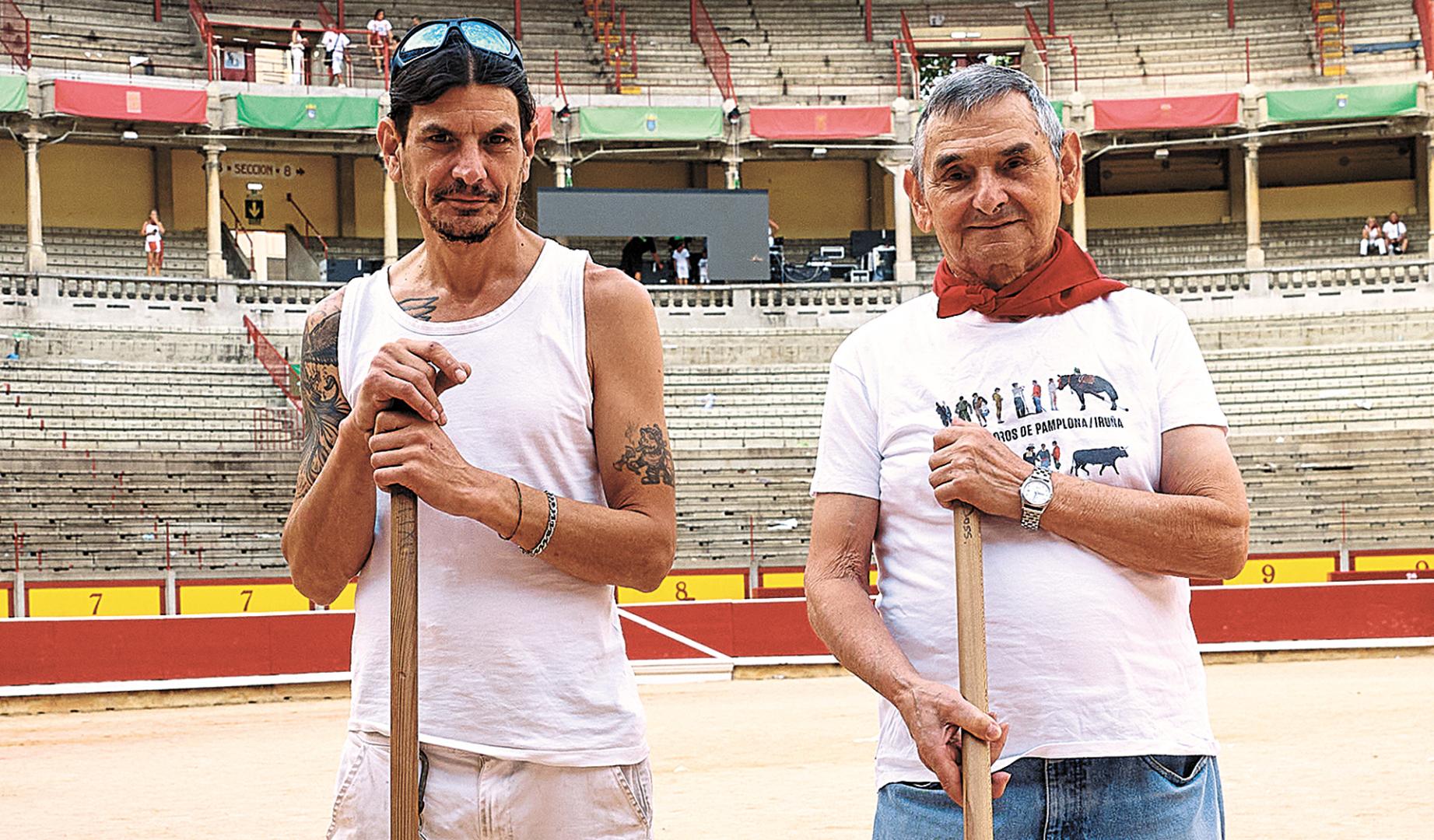 Manuel y Javier Casado, padre e hijo, sobre la arena de la plaza de toros de Pamplona