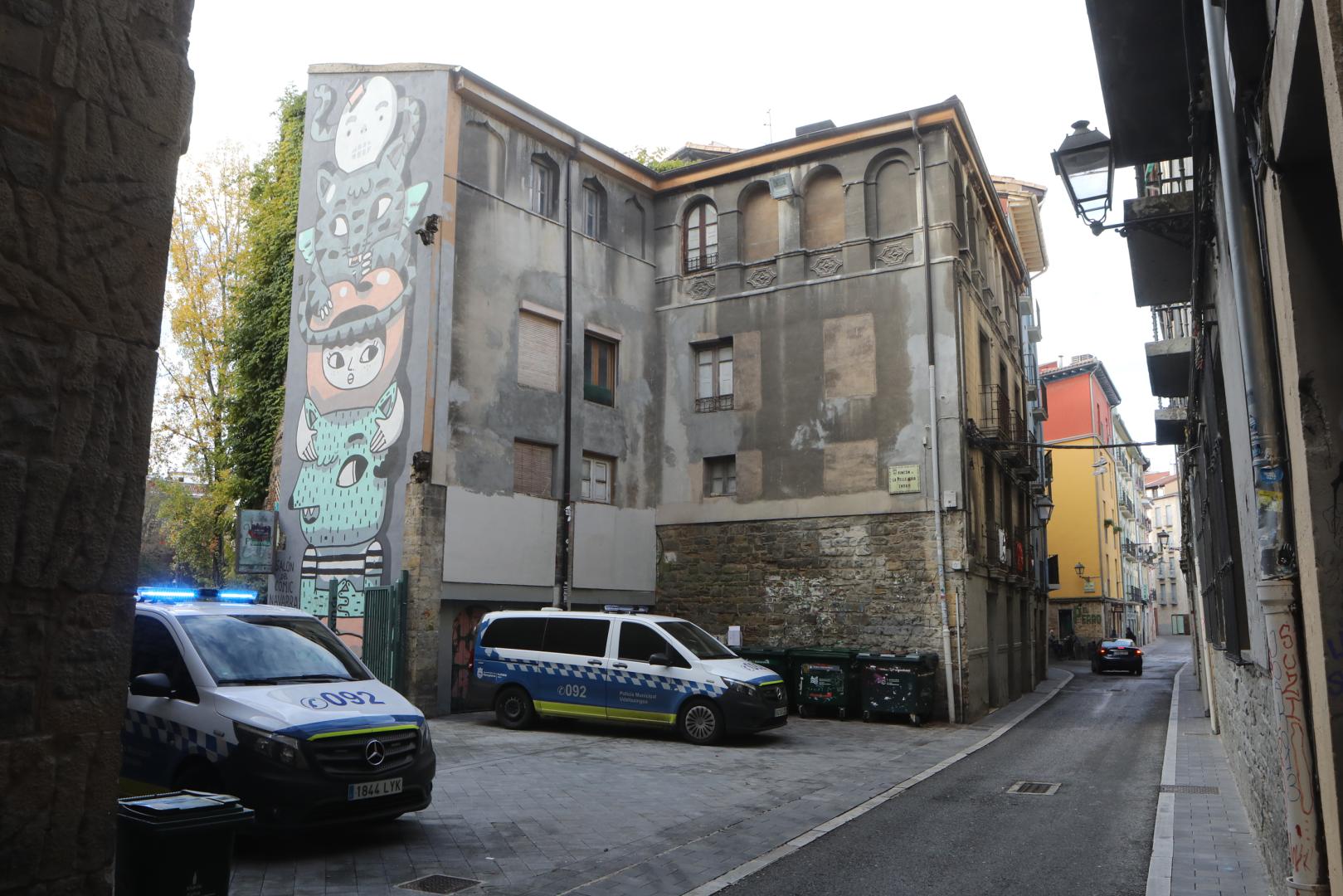 Imagen de la calle Jarauta con dos furgones de la Policía Municipal