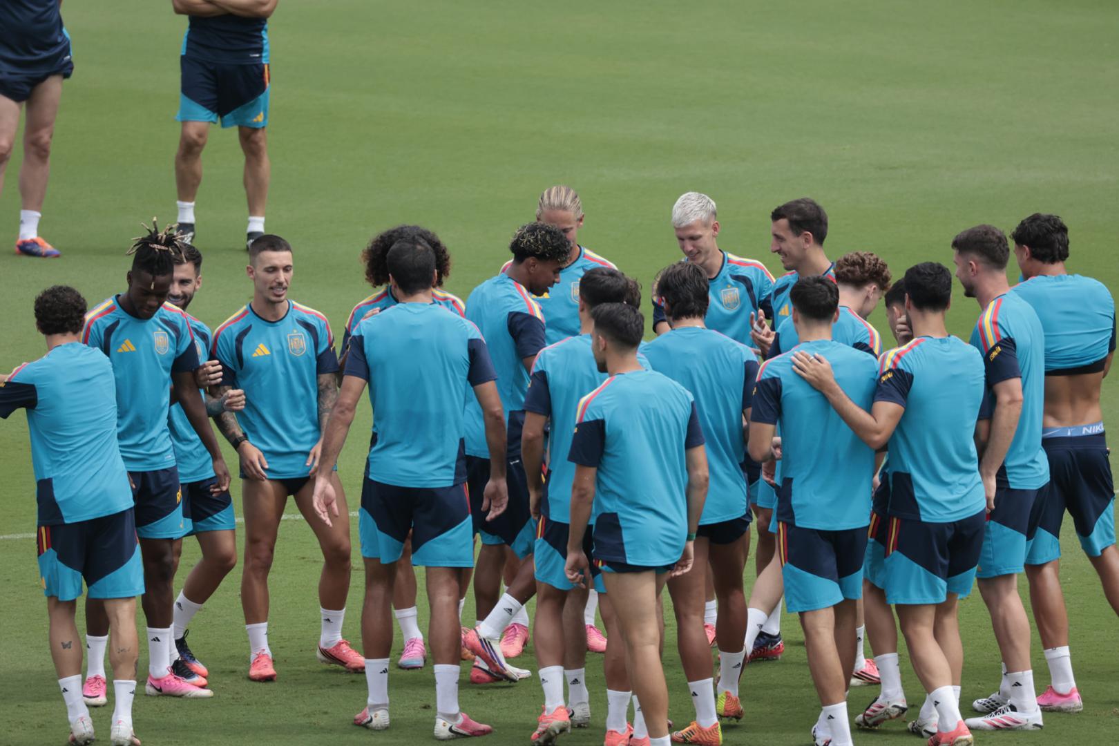 Los jugadores de la selección española, durante el entrenamiento de este lunes en el Estadio Cotton Bowl en Dallas