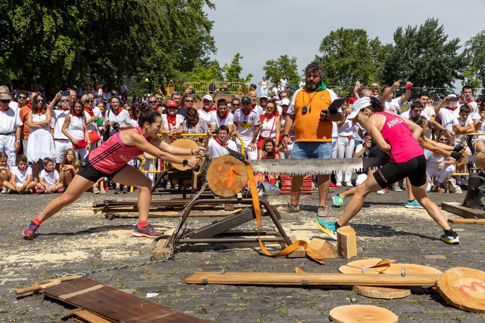 Las hermanas en plena acción, en 2023, en el festival del herri kirolak.