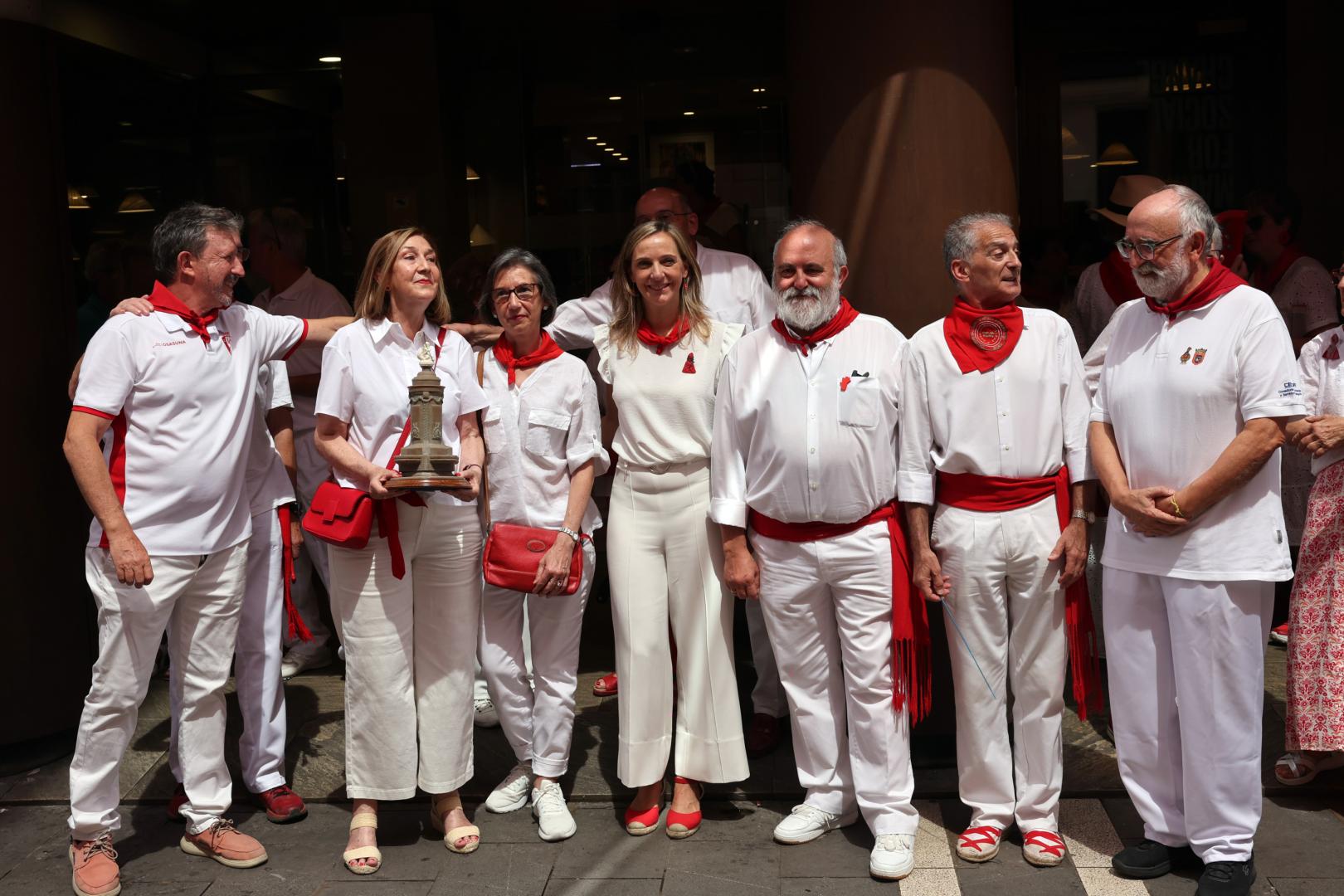 Luis María Ordoki Urdaci (sobrino político), Lucinia Artaiz Urdaci (sobrina), Inés Artaiz Urdaci (sobrina), Leire Alemán Duque (Maisonnave), Peio Etxarri Mayugo (Ferminmusic y Concurso de Música en la Calle), Florentino Gallego Laya (Banda de Música Popular del Maestro Bravo) y Patxi Alemán Díez de Ulzurrun (Maisonnave), en el acto de homenaje a María Jesús Artaiz Zabalza