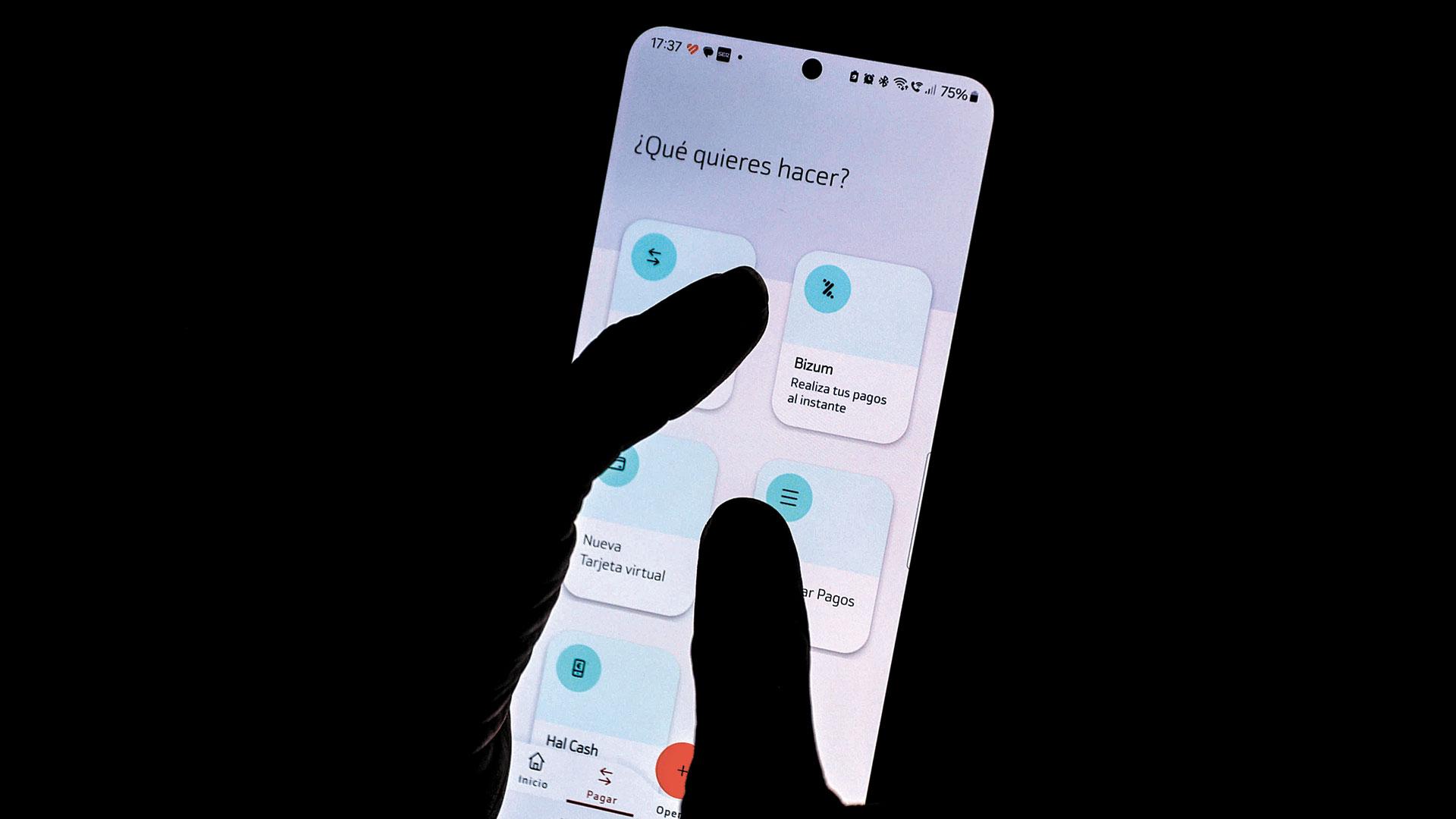 Un ciudadano utiliza la ‘app’ de Bizum en un móvil