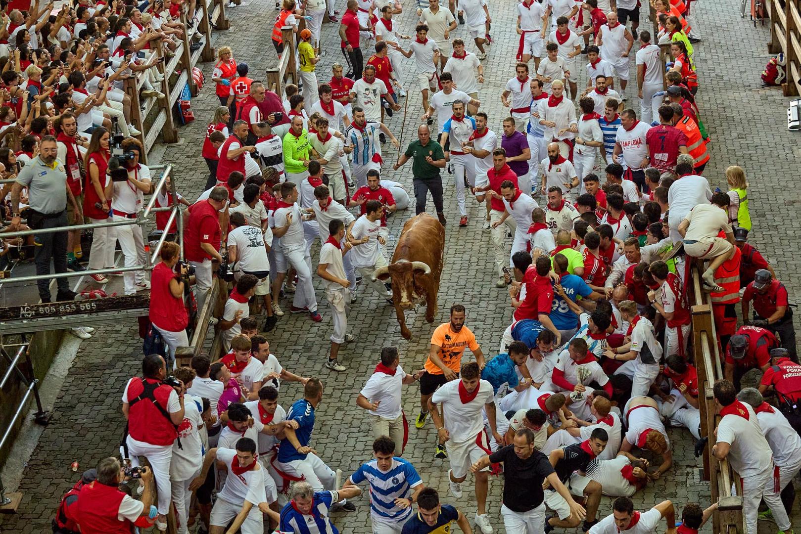 Fotos del octavo encierro de San Fermín 2026 con toros de la ganadería de Jandilla en la bajada al callejón.