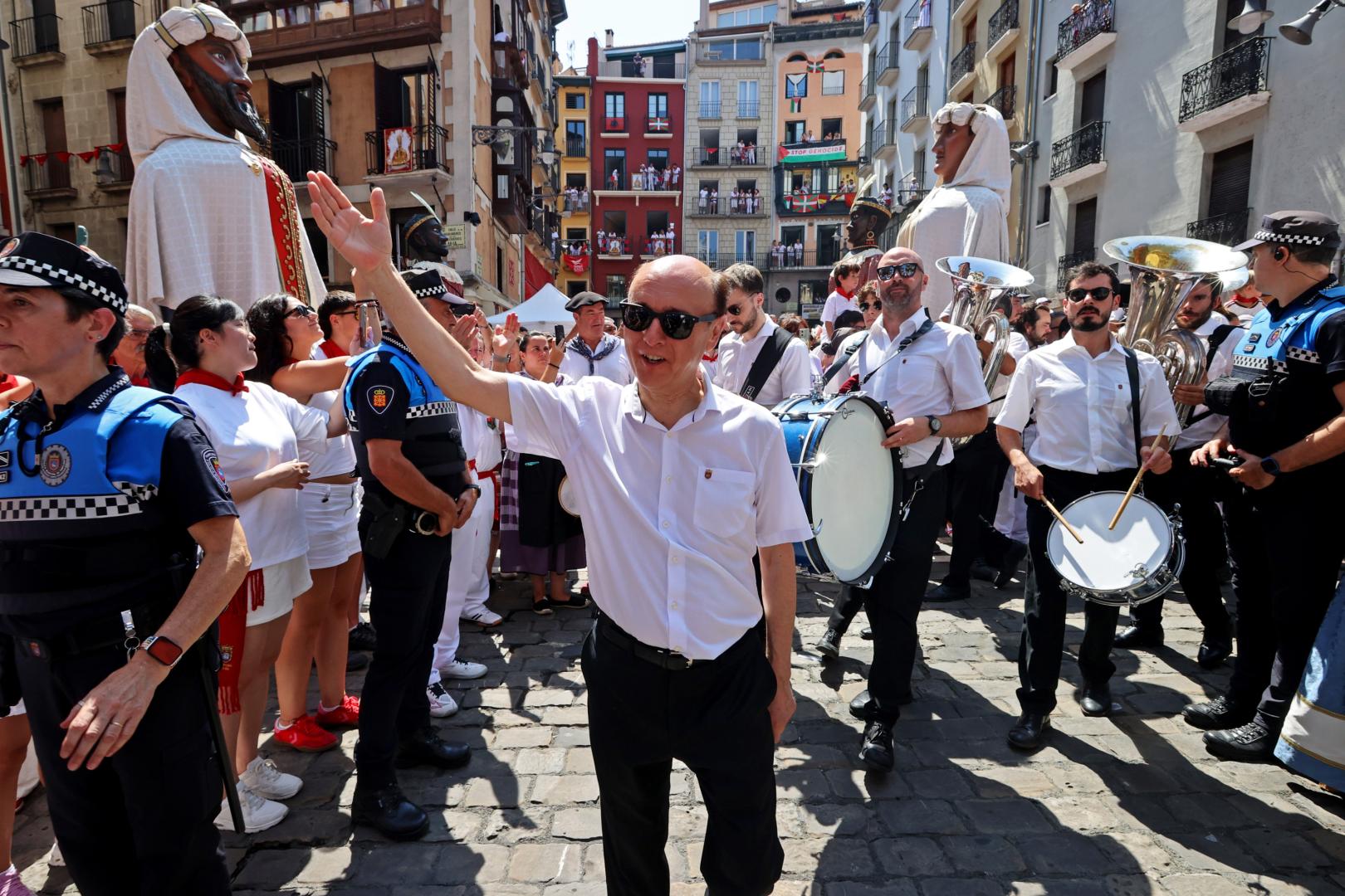 El director de La Pamplonesa, Vicent Egea, emocionado en la plaza Consistorial en su último acto oficial de los Sanfermines