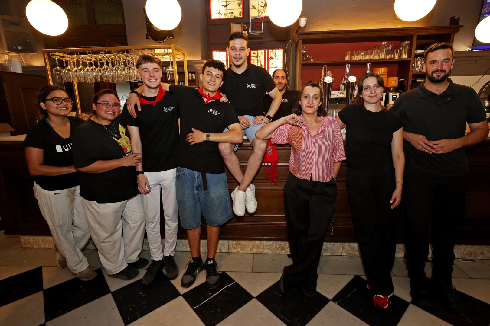Trabajadores del bar del Nuevo Casino que despachan desayunos mientras el Baile de la Alpargata. Marina Órtiz, con camisa de cuadros rojos y blancos
