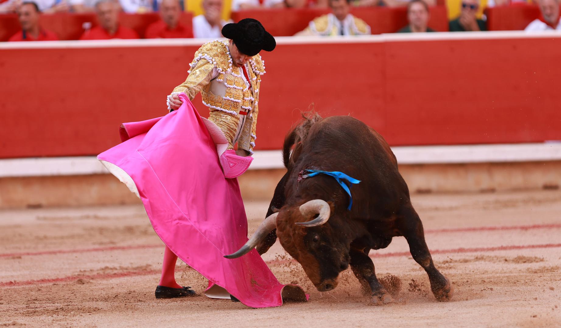 Juan Ortega con el primer toro de la tarde