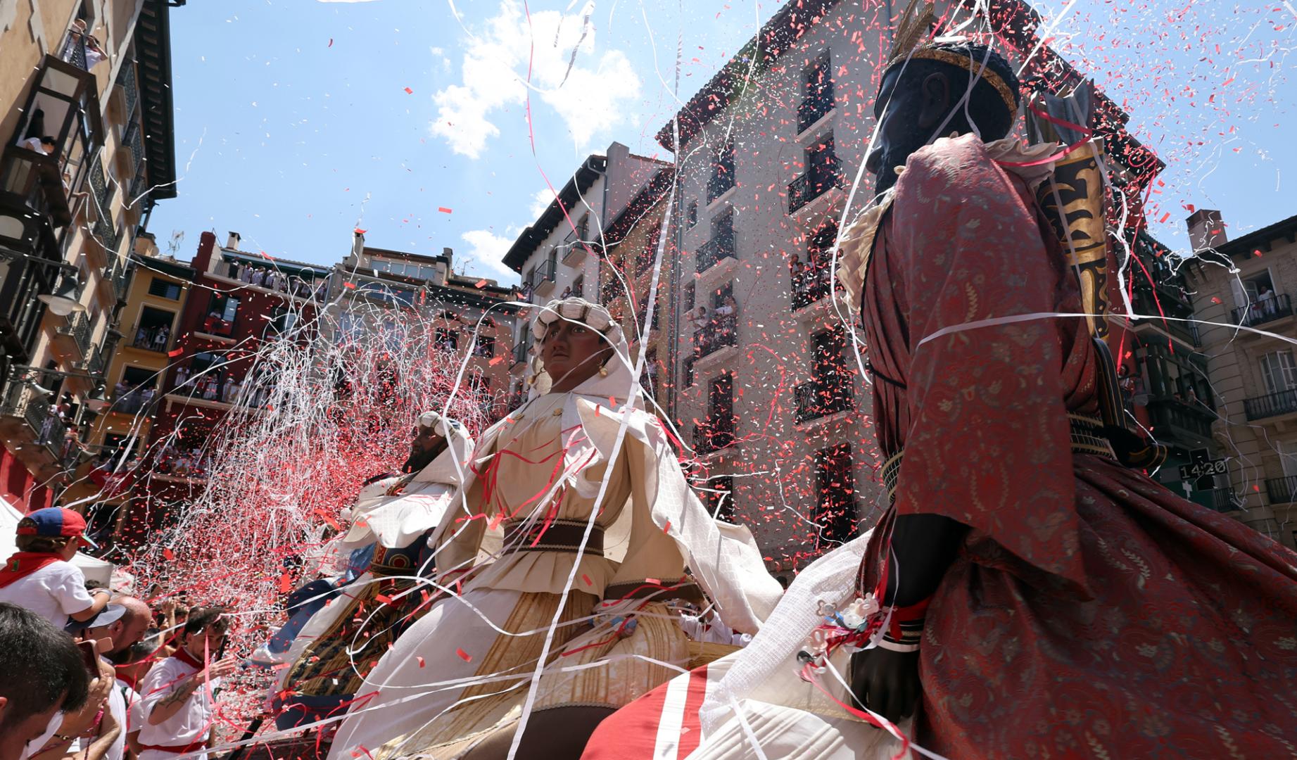 El tradicional baile de despedida de los gigantes