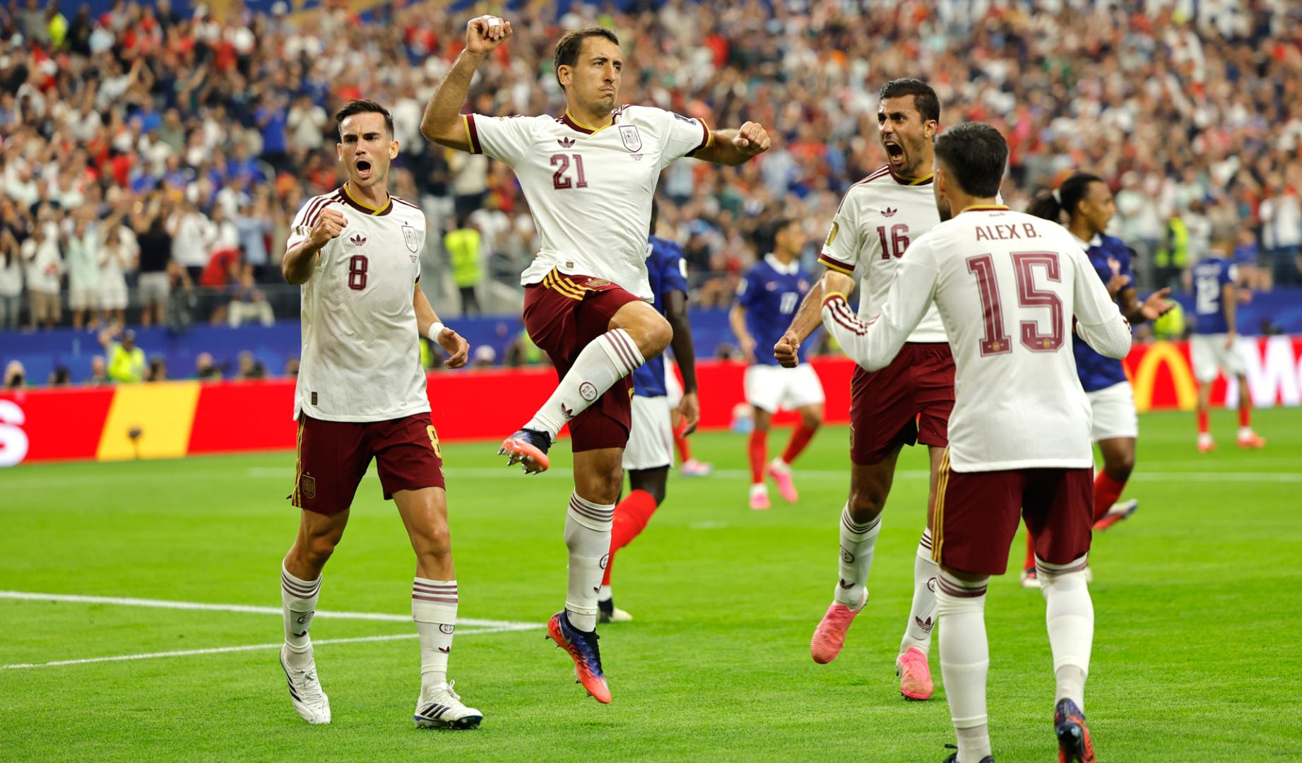 Mikel Oyarzabal celebra su gol de penalti contra Francia