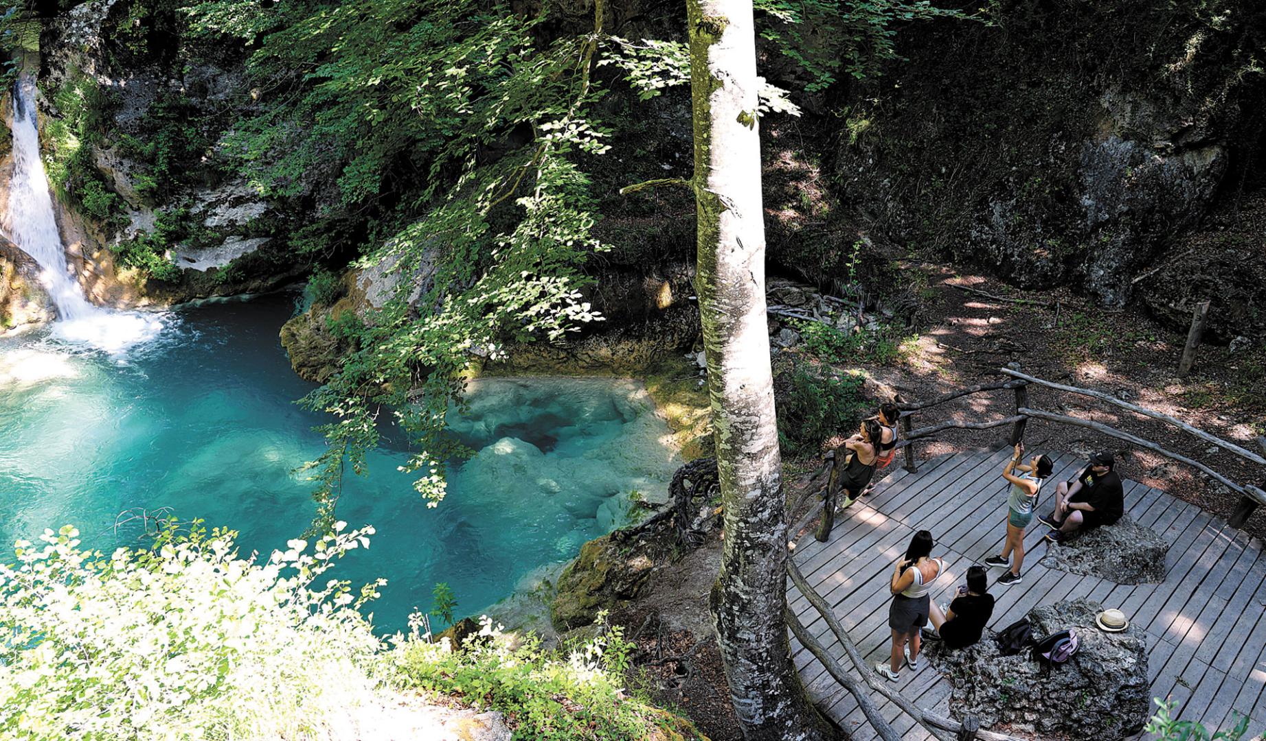 Visitantes admiran una de las pozas de aguas turquesas en una de las visitas de este martes.