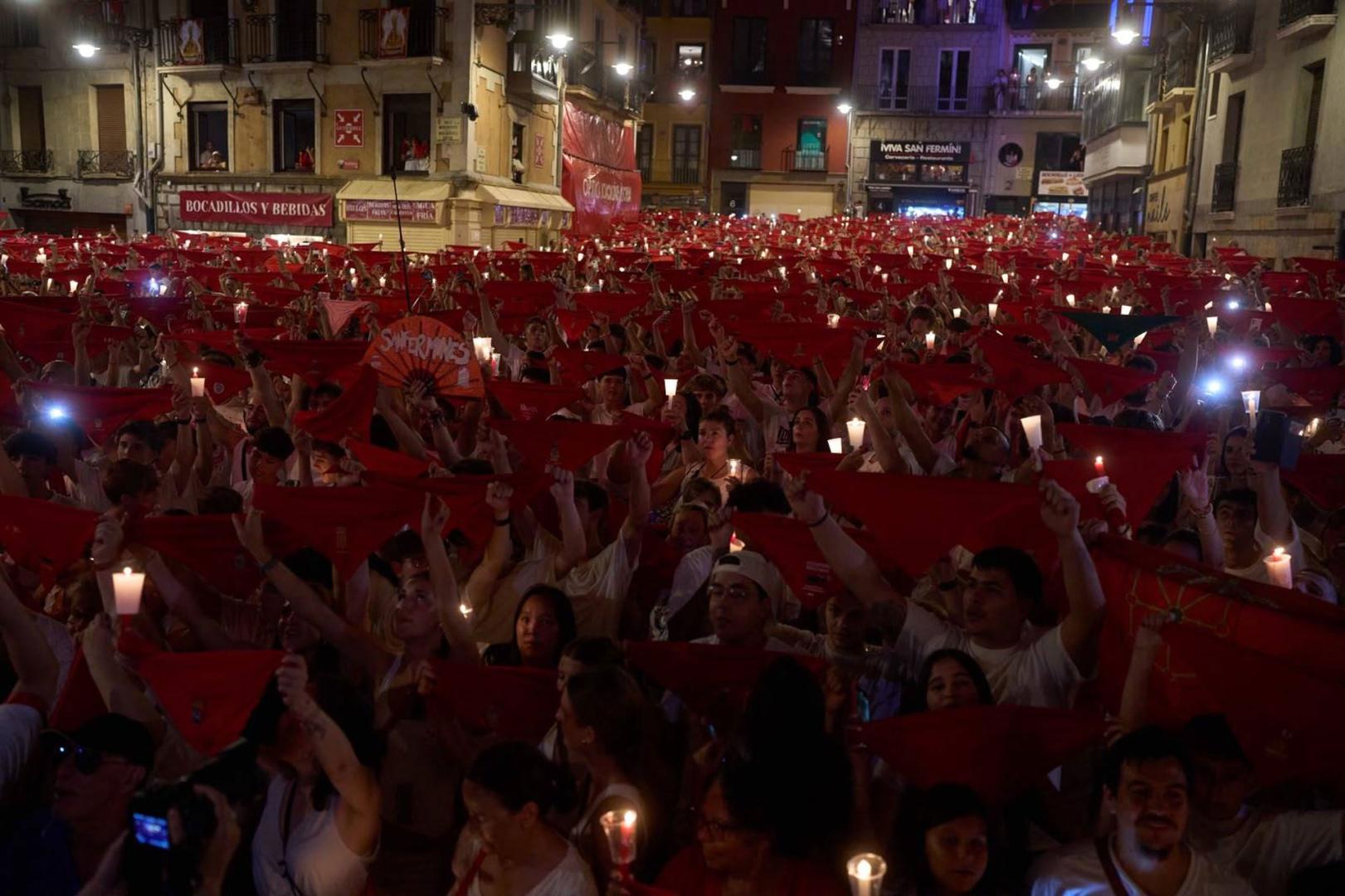 Velas y pañuelos en alto para despedir a nueve días de fiesta en Pamplona