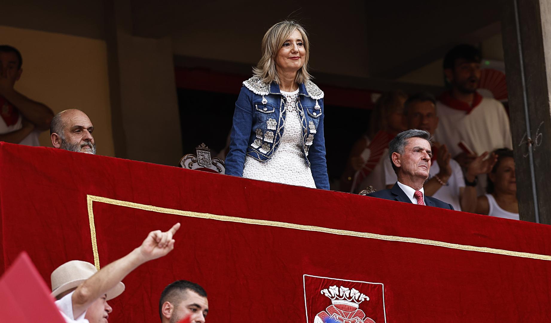Cristina Ibarrola con la famosa chaqueta durante la tercera corrida de la Feria del Toro 2026