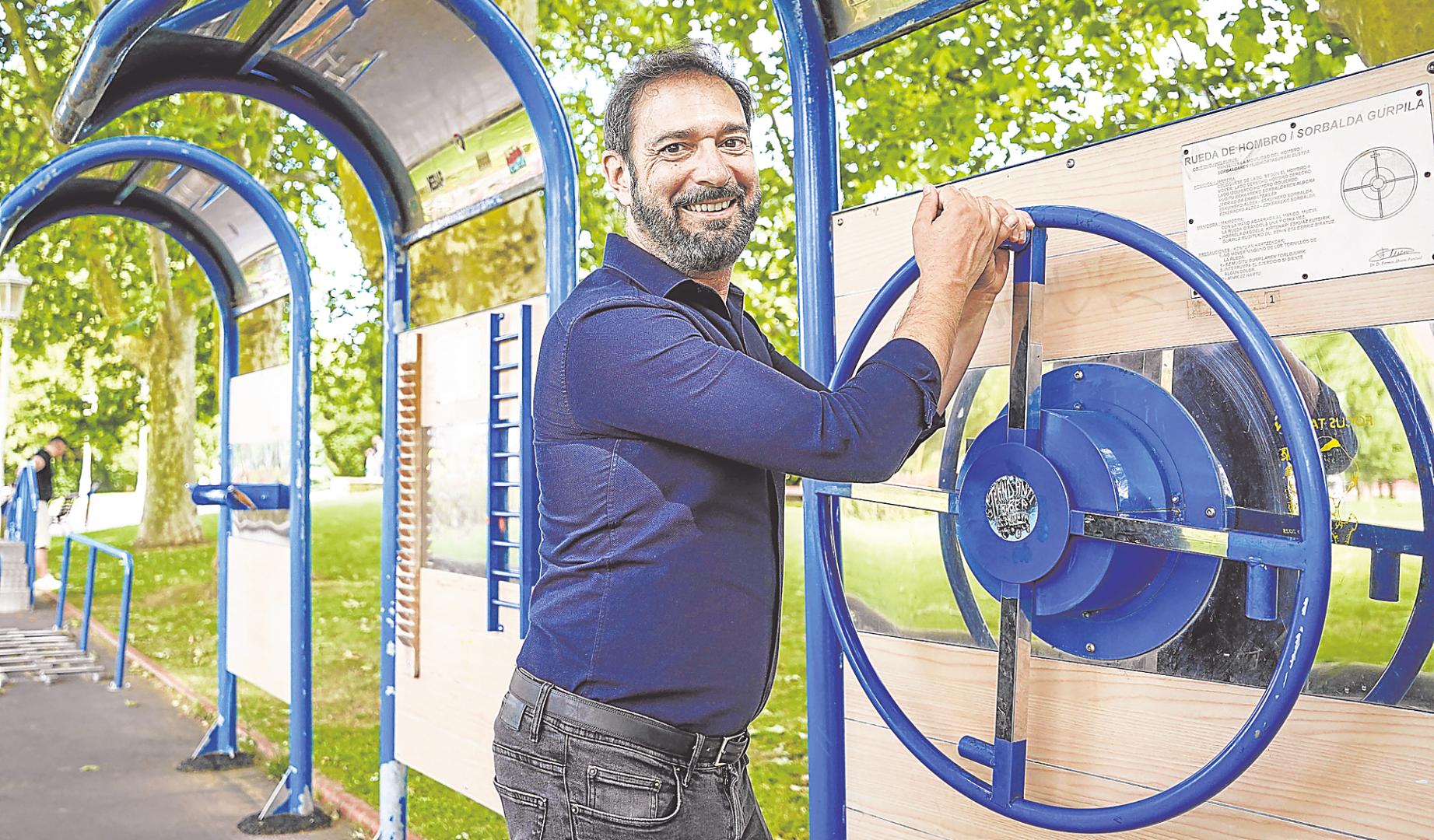Pere Estupinyà, en una sección del parque de Doña Casilda (Bilbao) destinada a actividades físicas para mayores